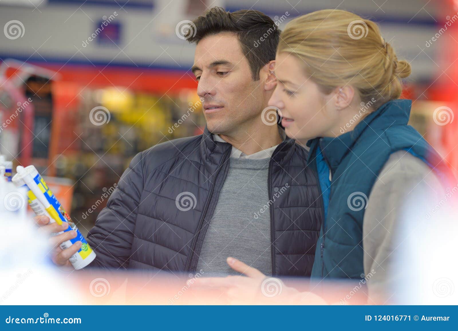 Componente de compra sonriente del lacre del cliente del hombre en tienda del hogar. Componente de compra sonriente del lacre del cliente de los hombres en tienda de la tienda del hogar