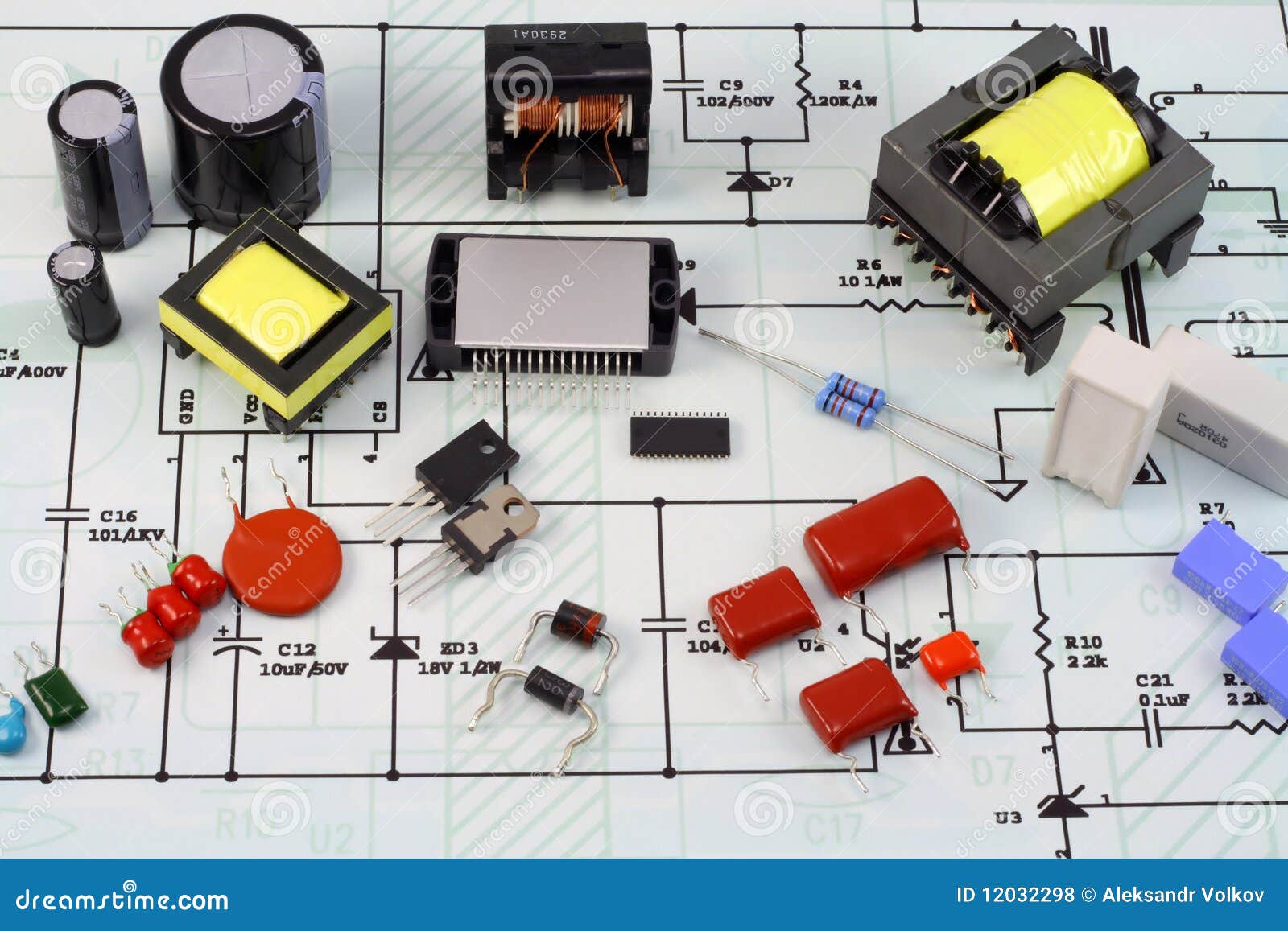 Componentes Electrónicos Y El Esquema Eléctrico Foto de archivo