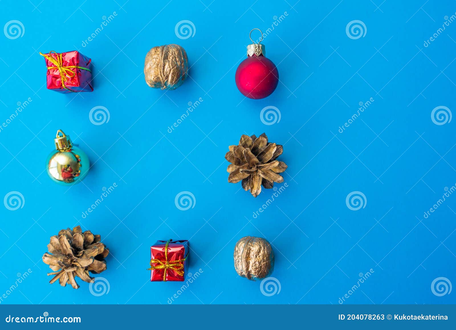 Composição De Natal. Decoração De árvores De Natal De Pinhas De Pinheiro Em Fundo Azul. Conceito De Ano Novo De Inverno De Natal. Imagem de Stock - Imagem de surpresa, projeto: 204078263 Composição De Natal. Decoração De árvores De Natal De Pinhas De Pinheiro Em Fundo Azul. Conceito De Ano Novo De Inverno De Natal. Imagem de Stock - Imagem de surpresa, projeto: 204078263