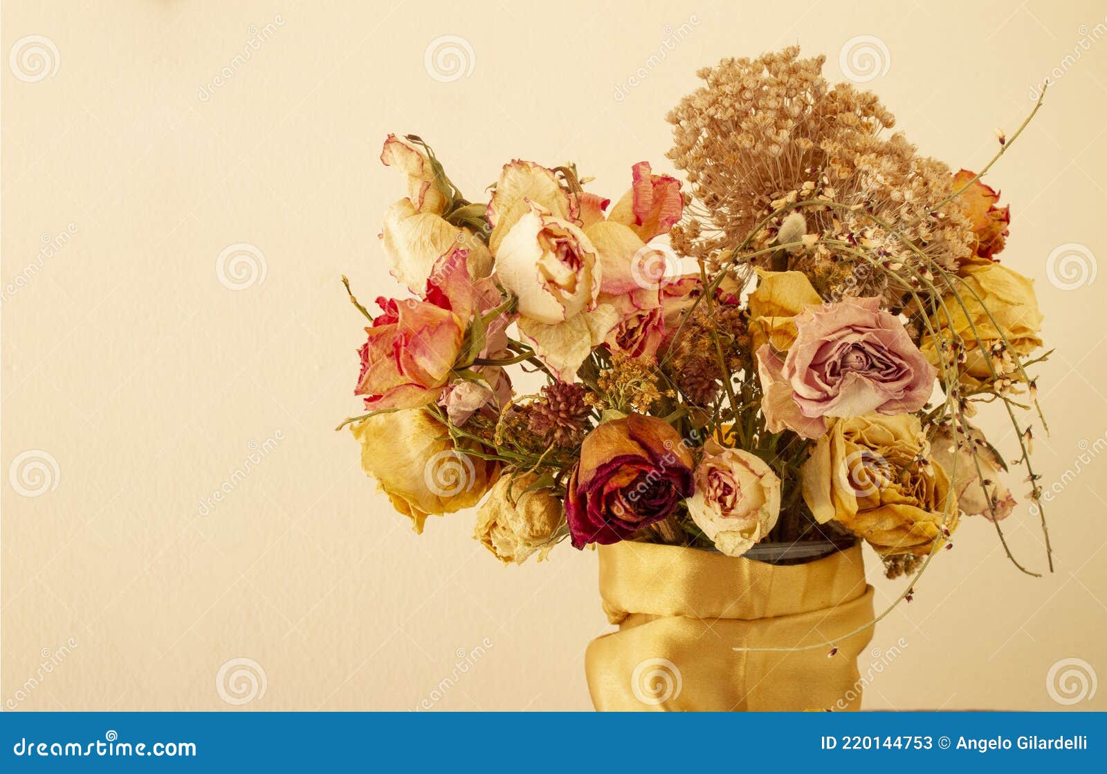 Composición De Bodegones De Flores Secas En Un Jarrón Dorado Imagen de archivo - Imagen de seco, belleza: 220144753 Composición De Bodegones De Flores Secas En Un Jarrón Dorado Imagen de archivo - Imagen de seco, belleza: 220144753