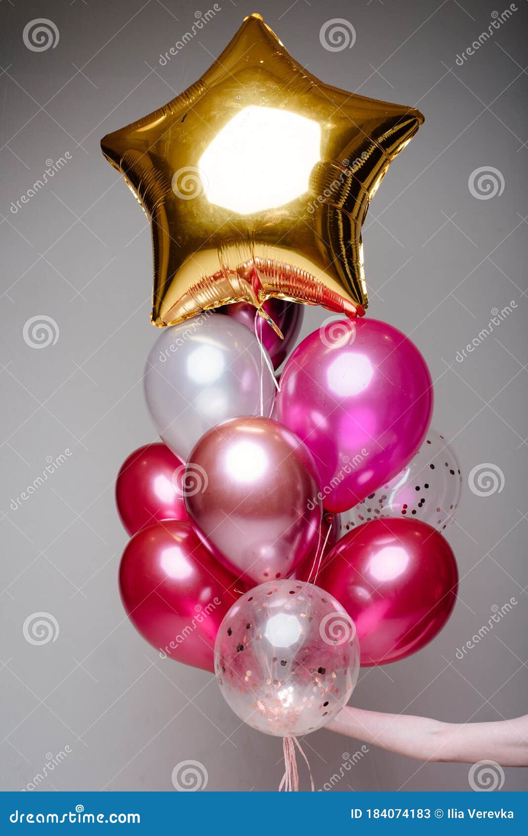 https://thumbs.dreamstime.com/z/composici%C3%B3n-de-globos-helio-en-mano-transparentes-color-rosa-blanco-y-estrella-dorada-la-una-mujer-sobre-un-fondo-claro-184074183.jpg