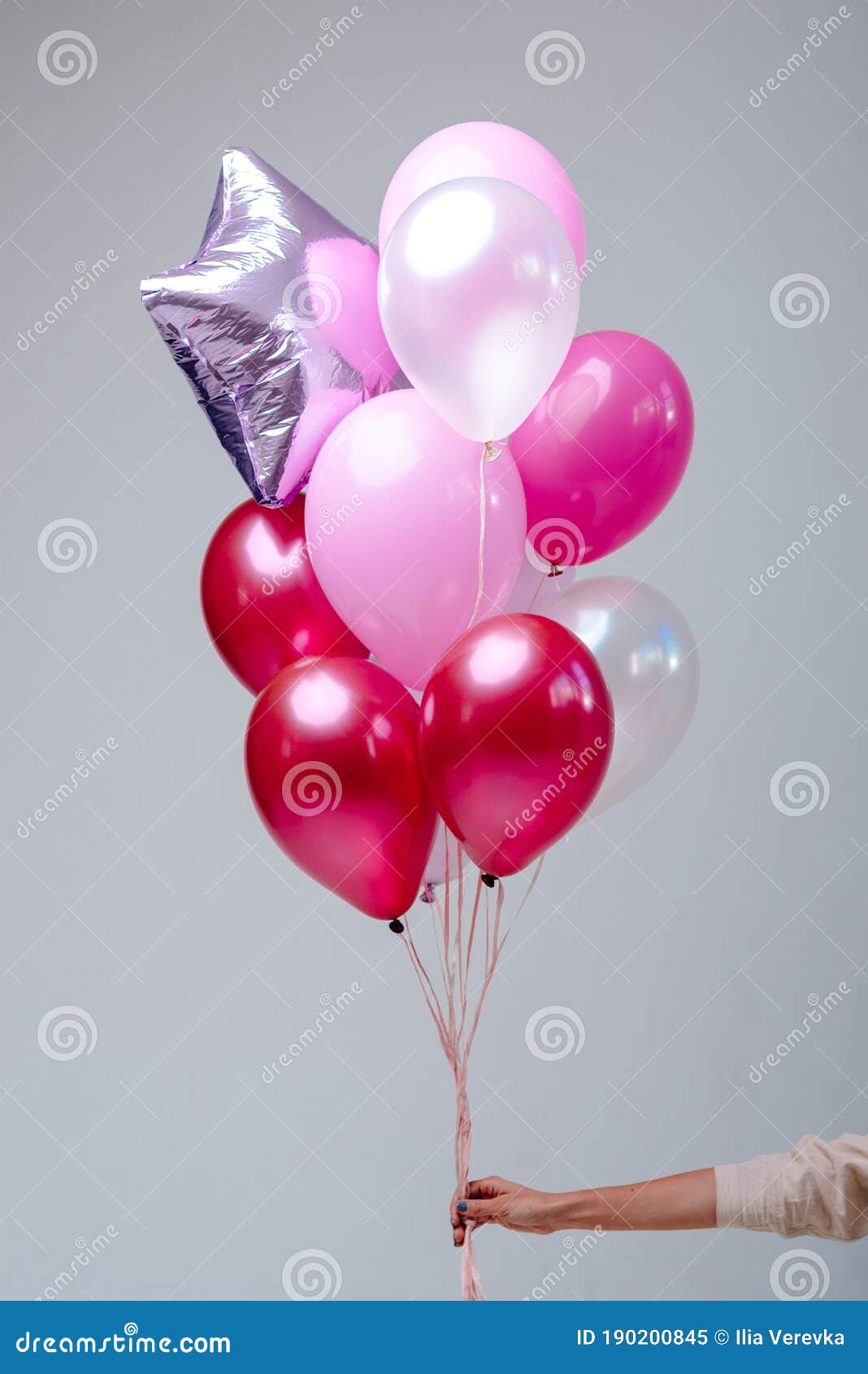 Composición De Globos De Helio En Mano Imagen de archivo - Imagen de  celebre, rosa: 190200845