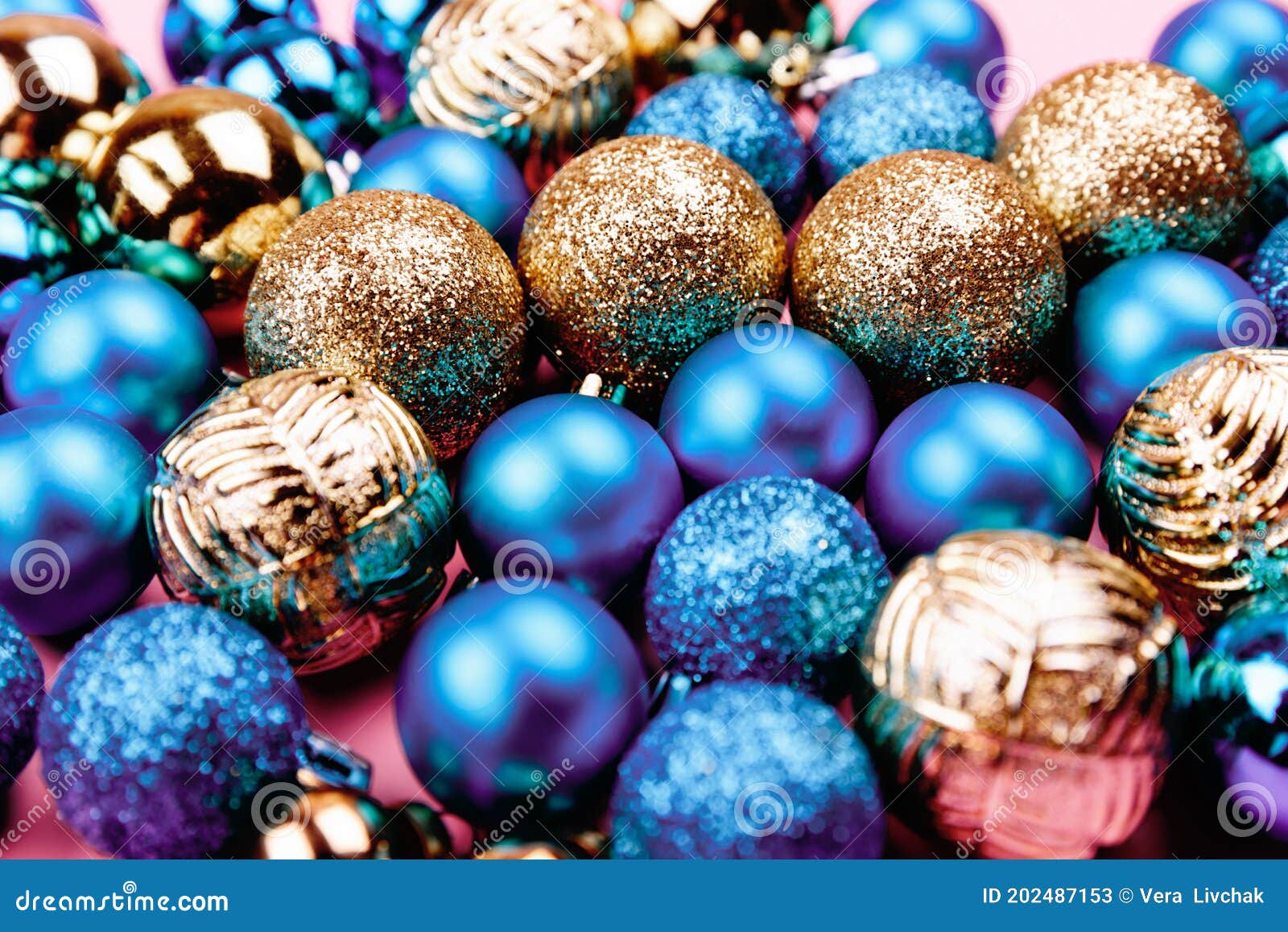 Composición De Navidad. Decoración En Tonos Azul Dorado Con Fondo Rosa  Pastel. Concepto De Año Nuevo De Invierno Navideño. Paro Pl Imagen de  archivo - Imagen de navidad, concepto: 202487153