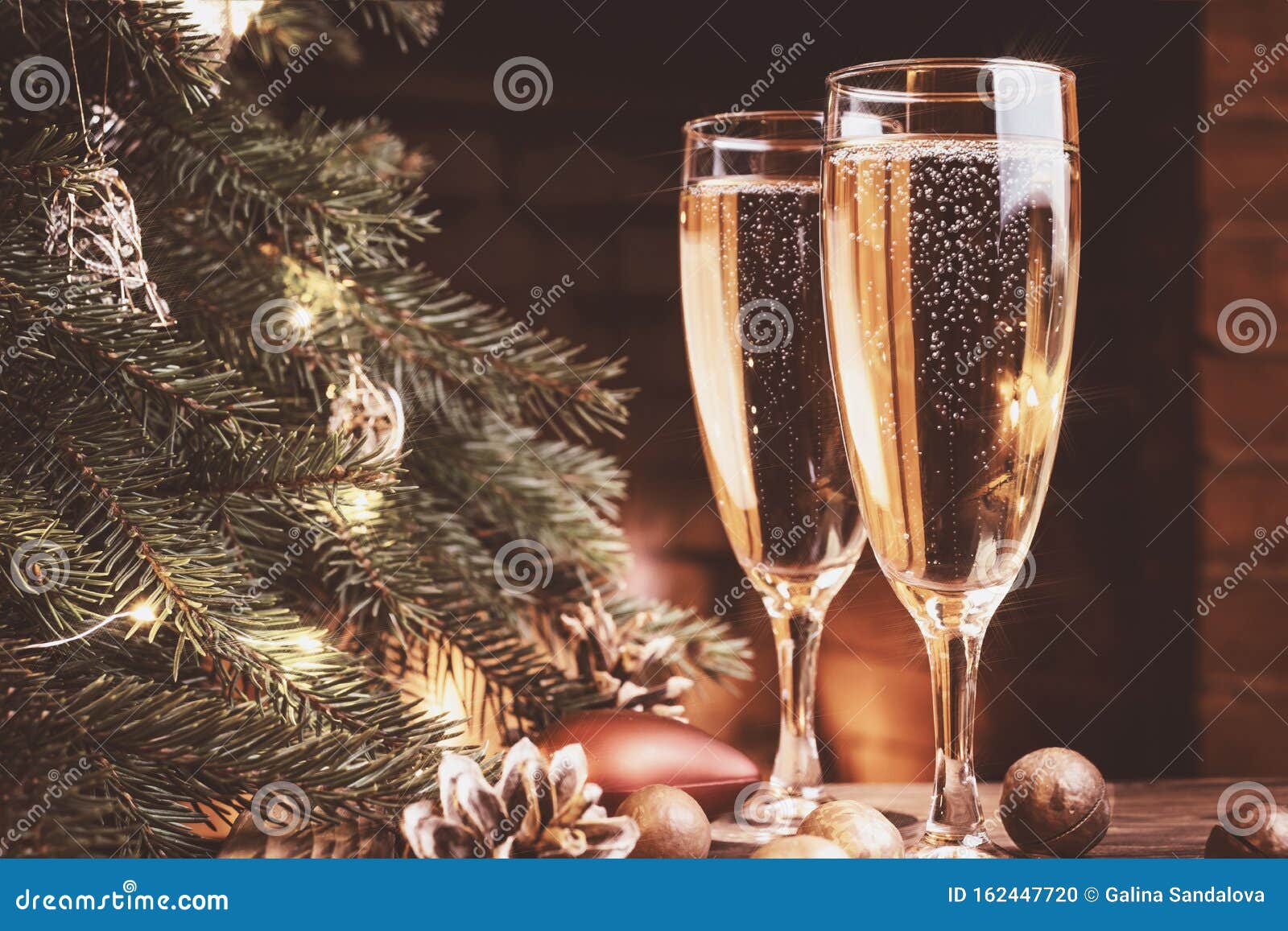 muñeco de navidad con vasos