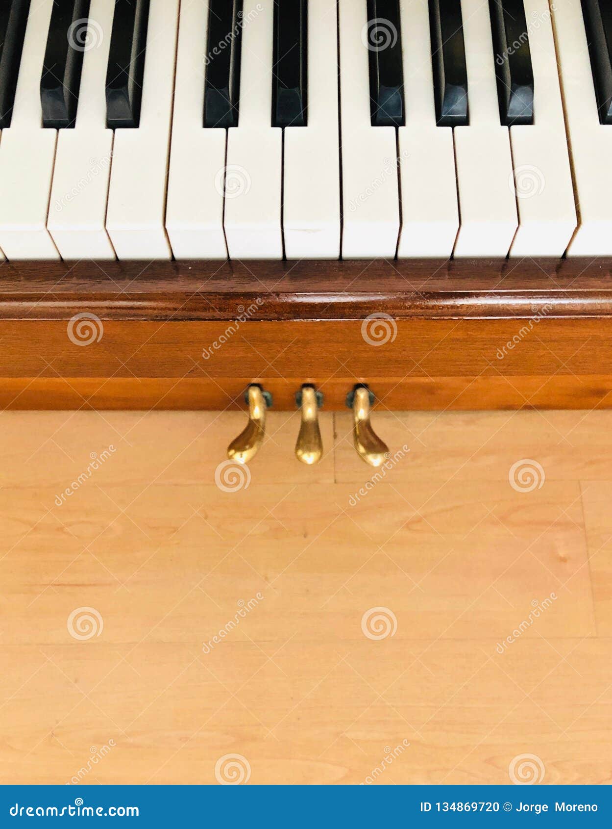 composiciÃÂ³n de teclas en blanco y negro con un piano de madera.