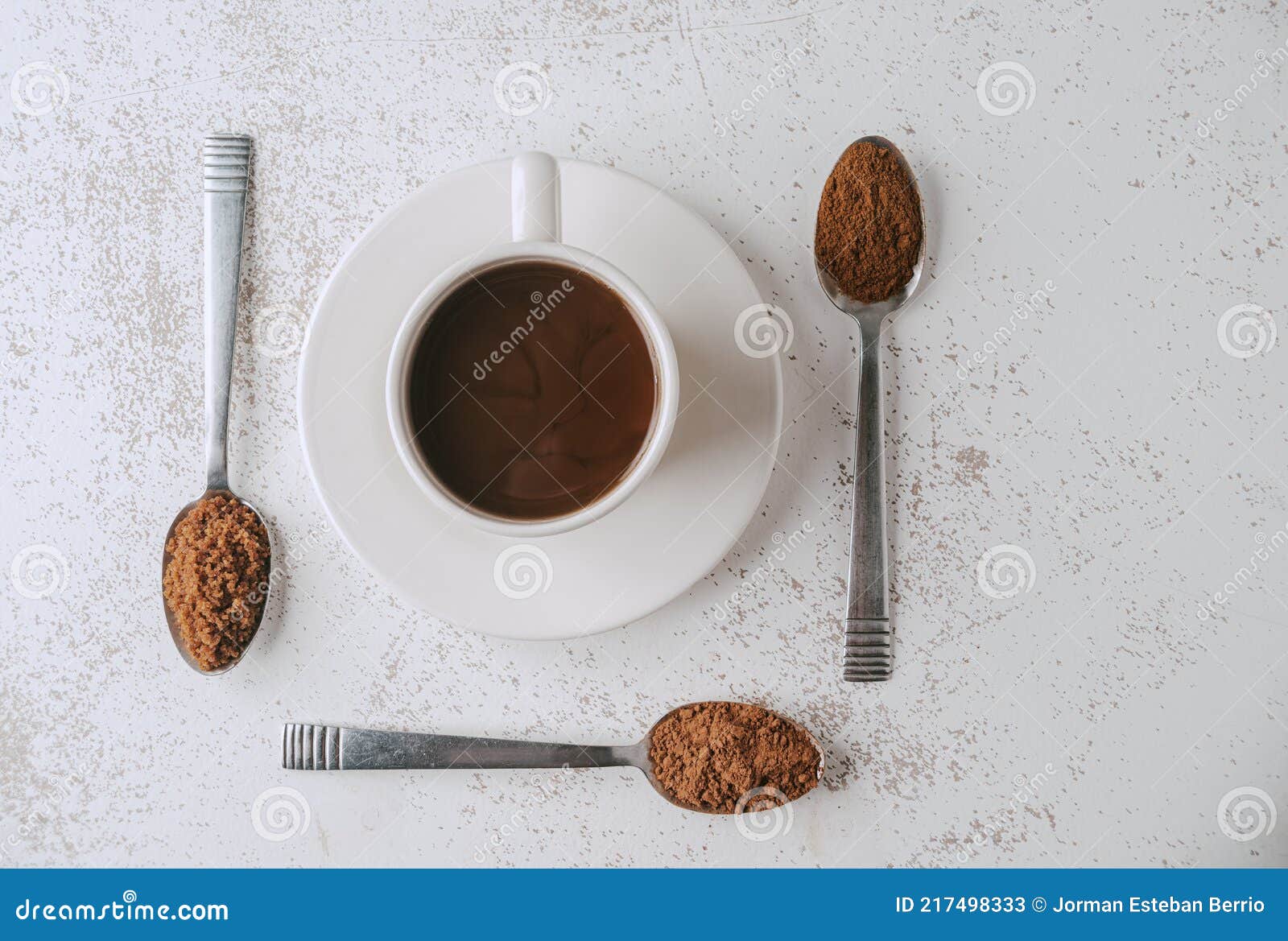 composiciÃÂ³n de tres cucharadas con ingredientes que encierran una taza de chocolate colombiano. con espacio de copia a la derecha