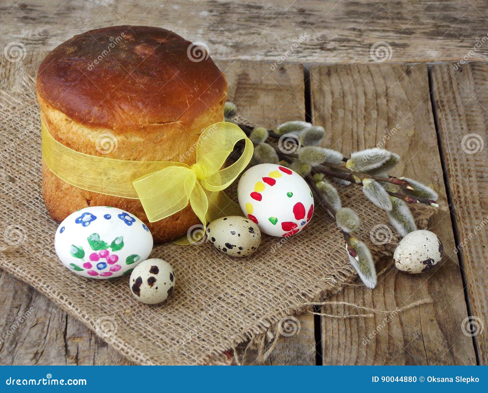 Куличи и яйца на деревянном столе