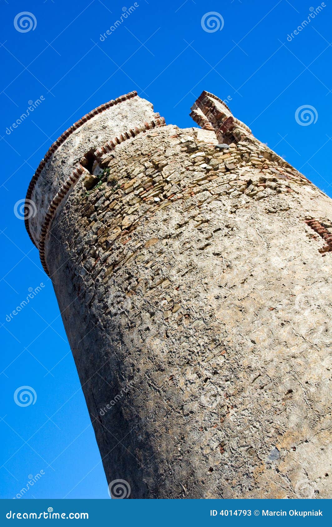 Composición defensiva de la torre. Composición defensiva española Destructed de la torre. Lagos cerca de Málaga.