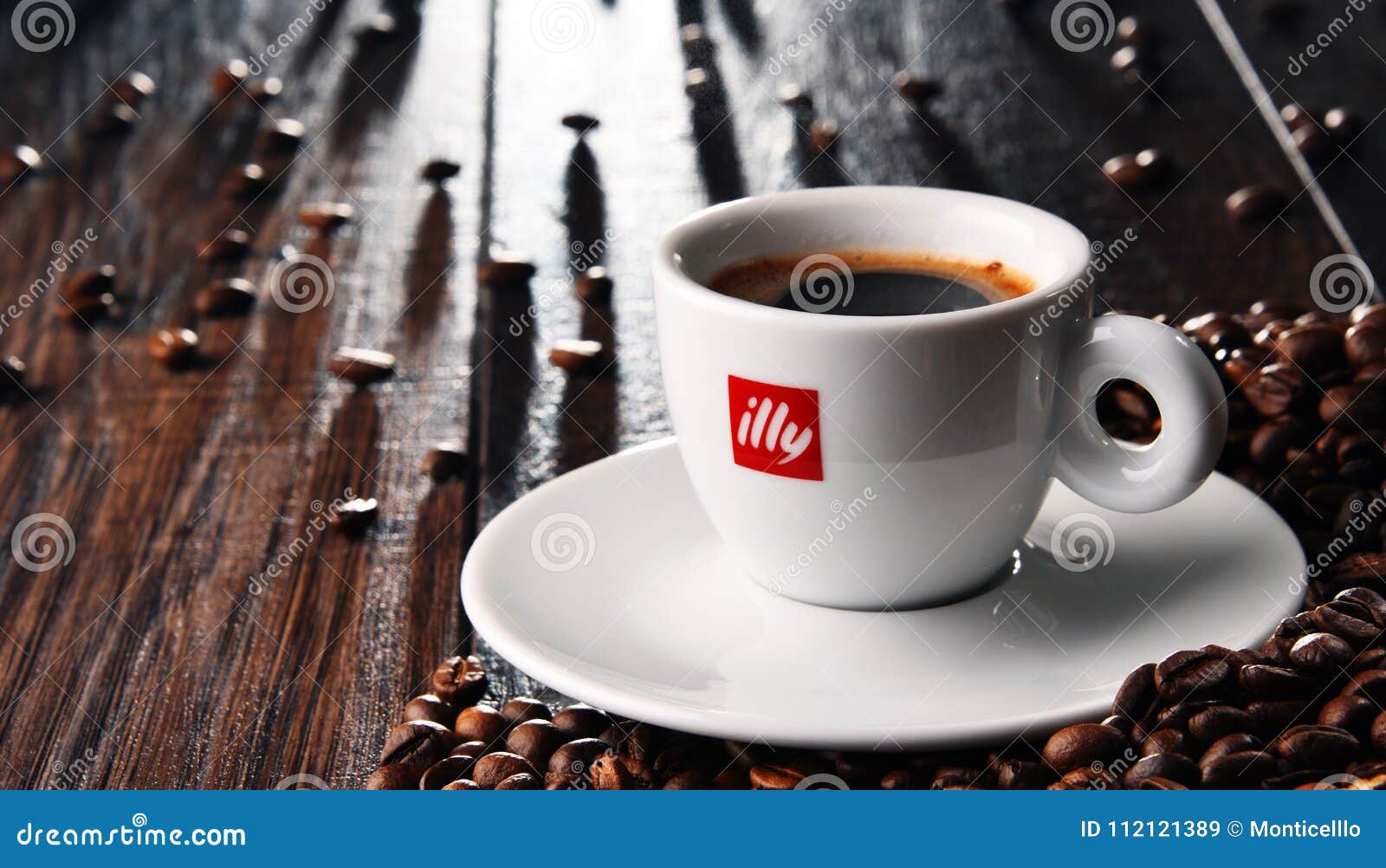 Composition Avec La Tasse De Café Et De Haricots D'Illy