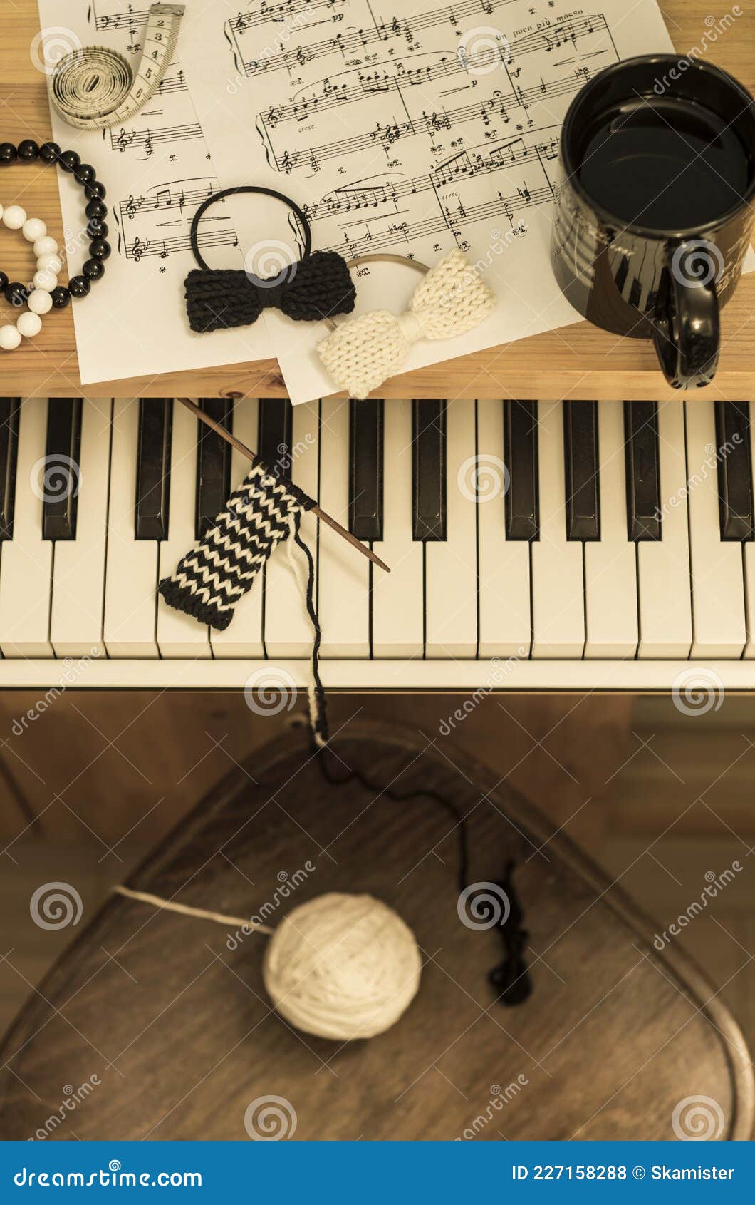 Composition Avec Touches De Piano Et Accessoires De Tricot Photo stock -  Image du main, fermer: 227158288