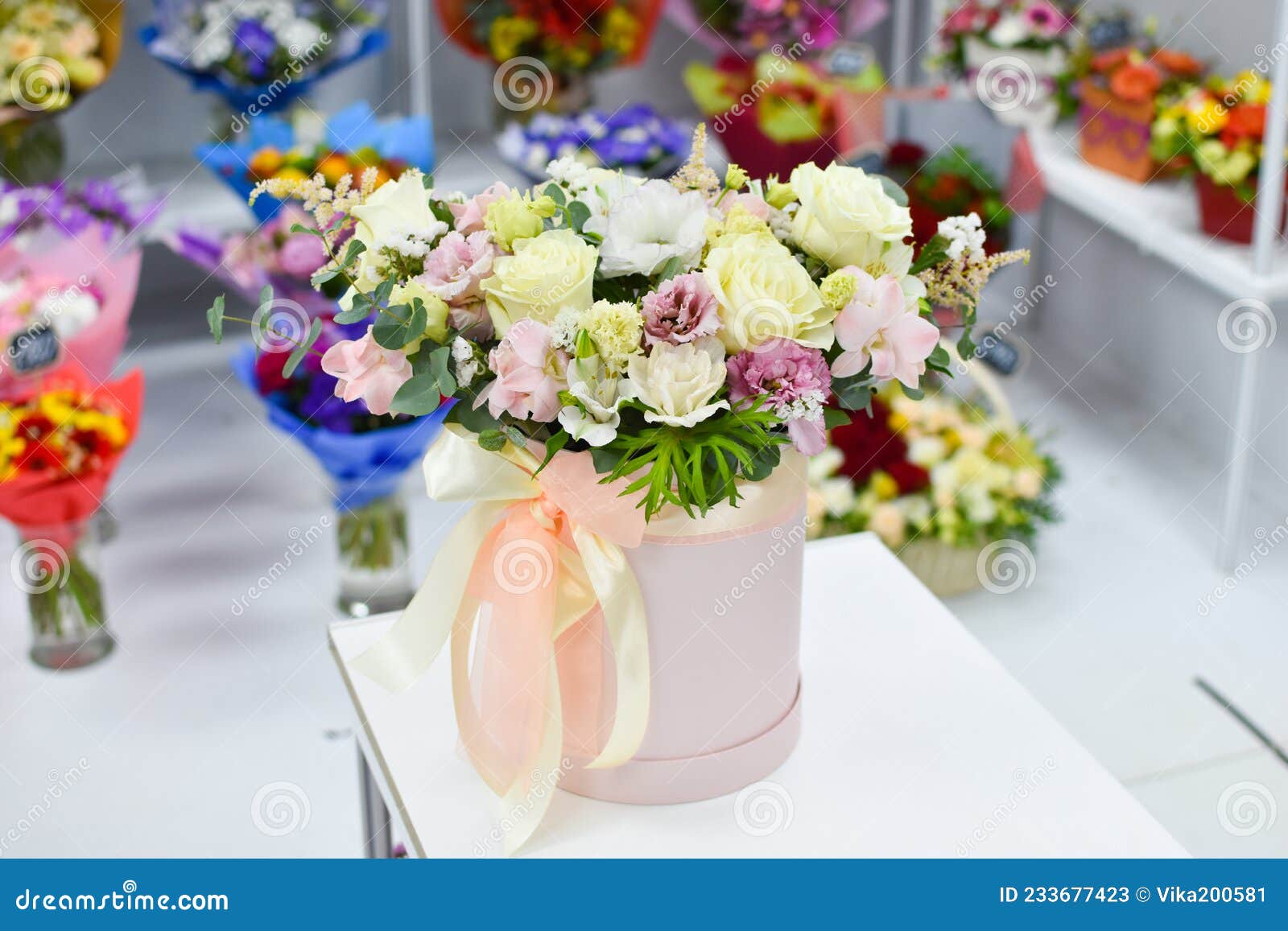Composition Des Fleurs Dans Une Boîte Sur La Table. Livraison De Fleurs  Fraîches En Ligne. Commerce De Fleurs. Image stock - Image du frais,  cadeau: 233677423