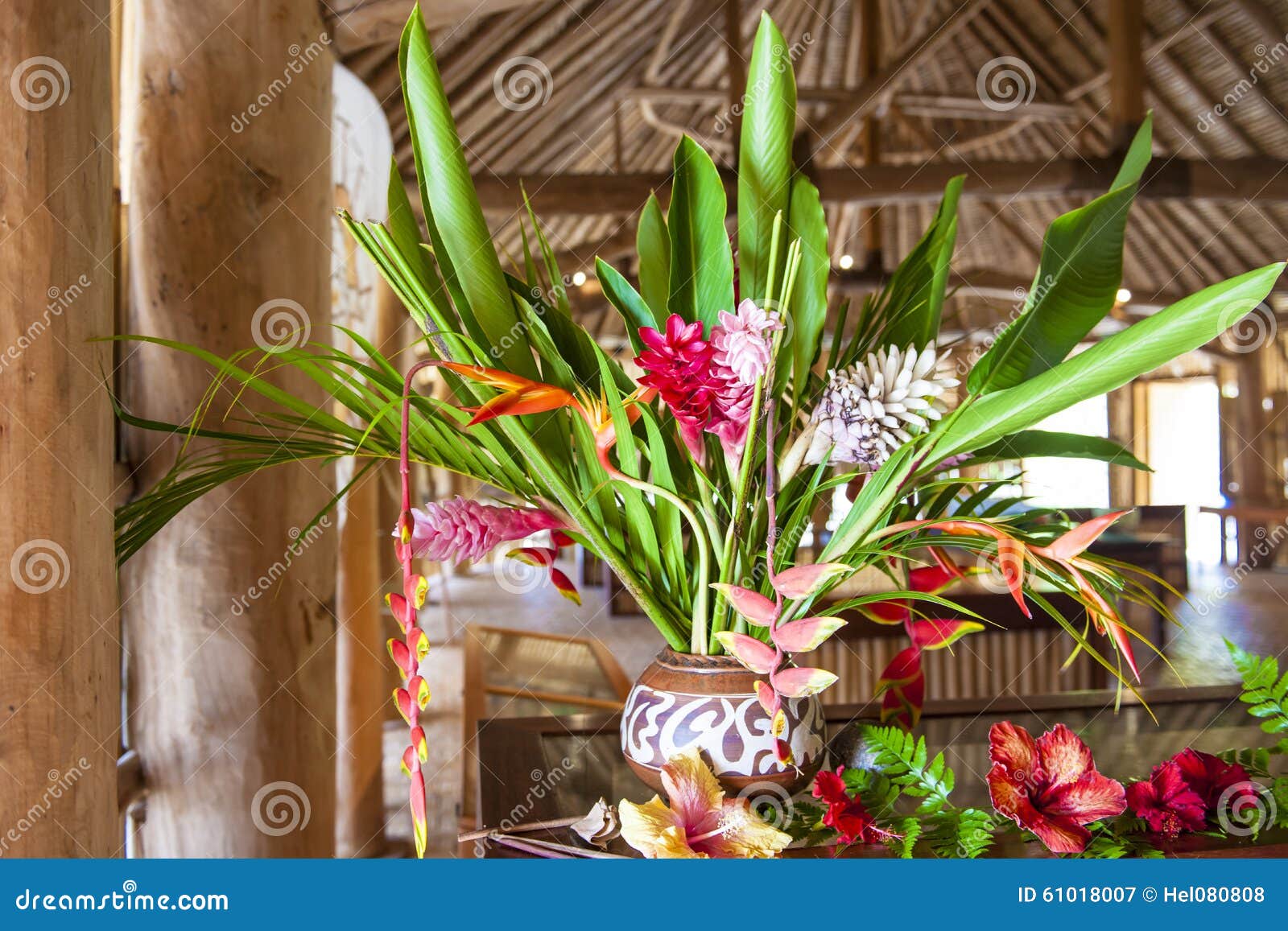 Composition Florale Tropicale Image stock - Image du bois, traditionnel:  61018007