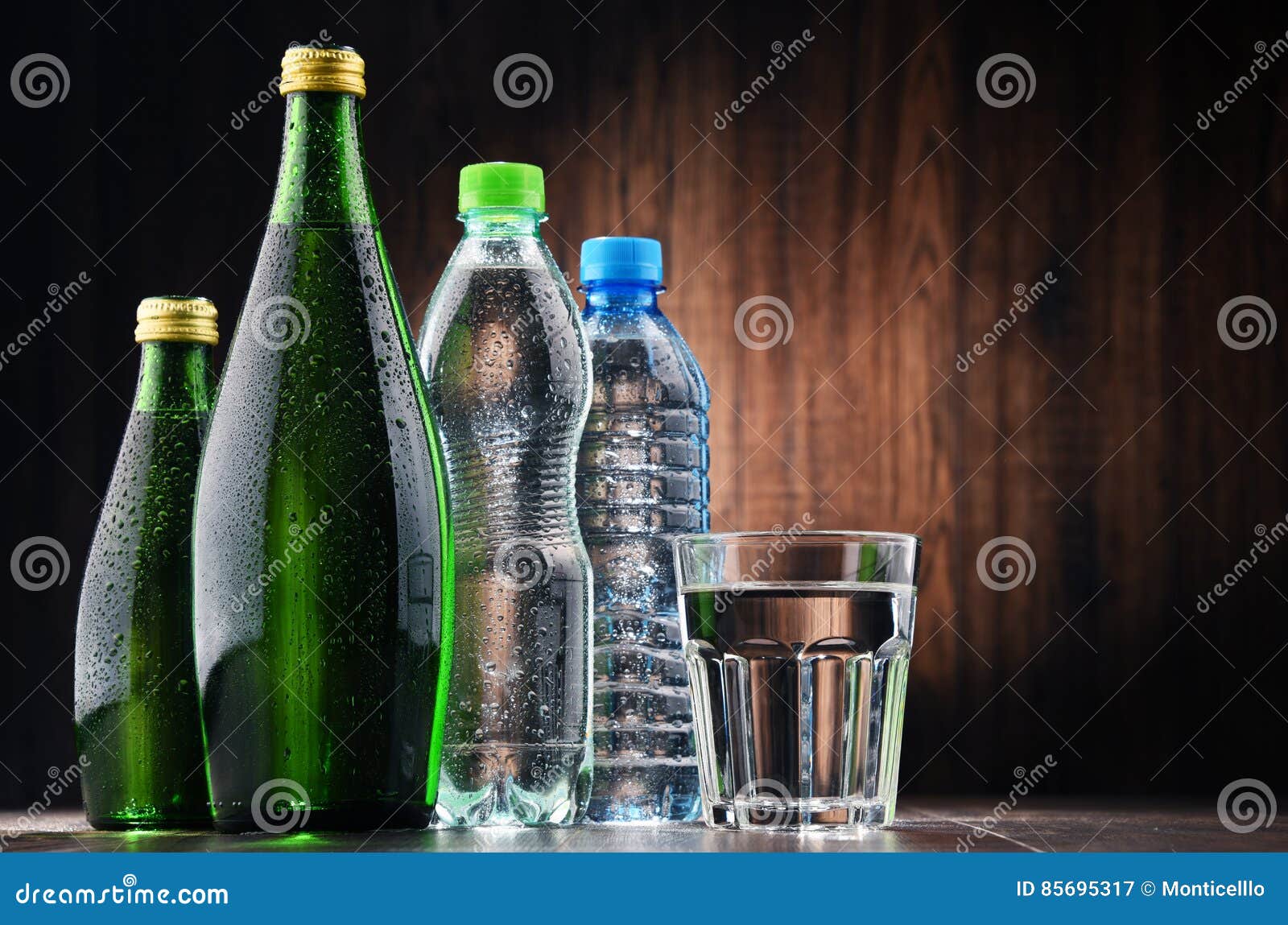 Вино с минералкой. Пиво и минералка. Бутылки минеральной воды вид сверху. Газированная вода вино. Зеленая бутылкаминеральной вды.