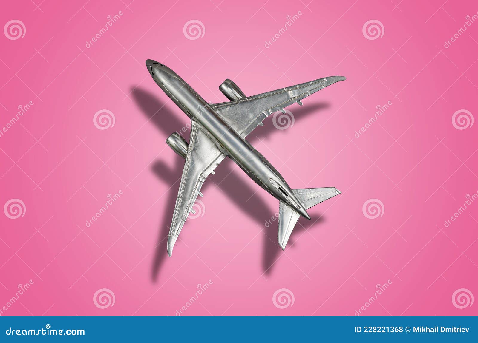 Composition Minimaliste Avec Un Avion Argenté En Flammes Sur Une Couleur  Photo stock - Image du transport, pente: 228221368