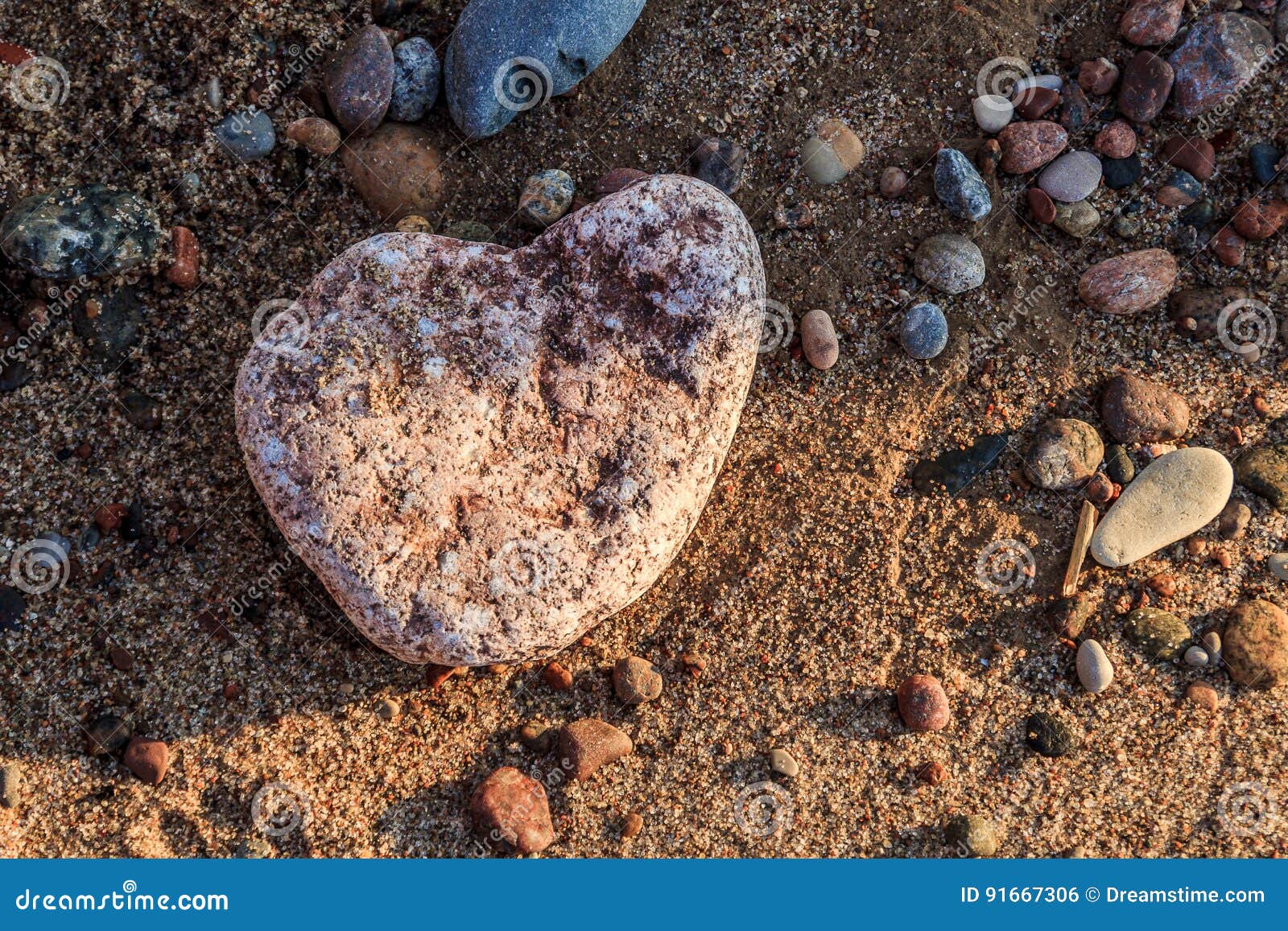 Composizione astratta nella spiaggia. Modelli e strutture sulla spiaggia della spiaggia