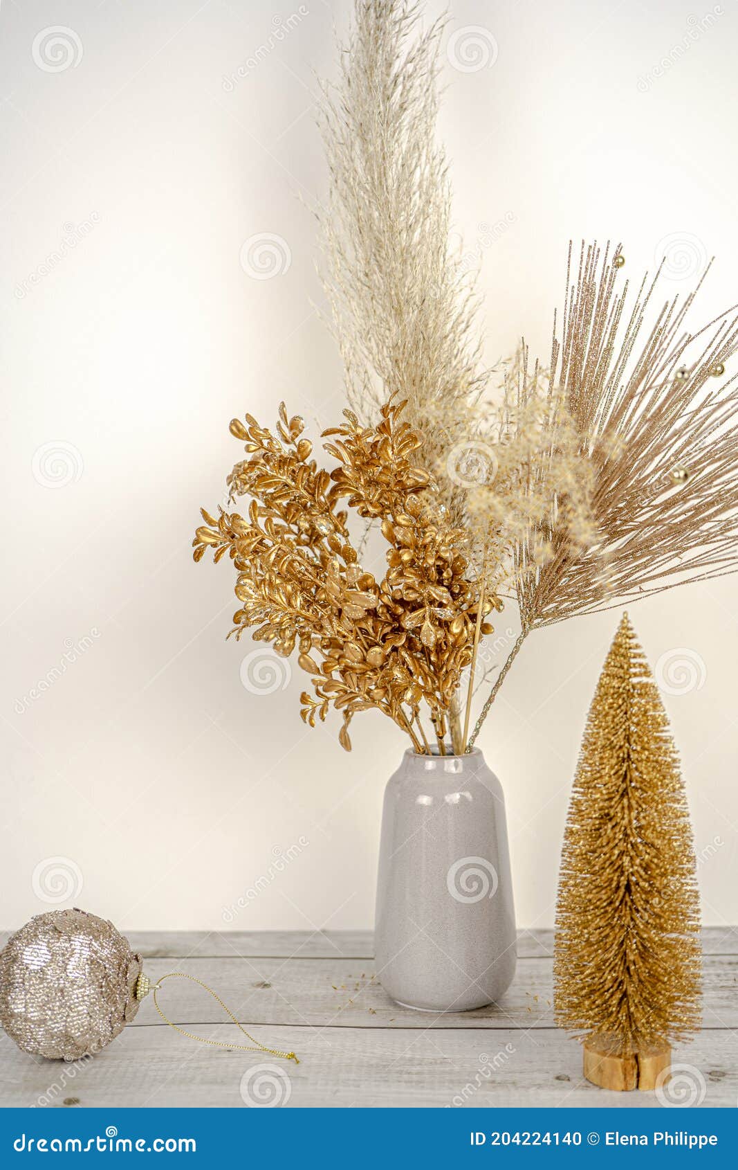 Composizione Dell'erba Di Pampa Con La Decorazione D'oro Del Ramo Del Nuovo  Anno in Un Vaso Su Una Parete Bianca E Su Un Tavolo Di Fotografia Stock -  Immagine di asciutto, festa