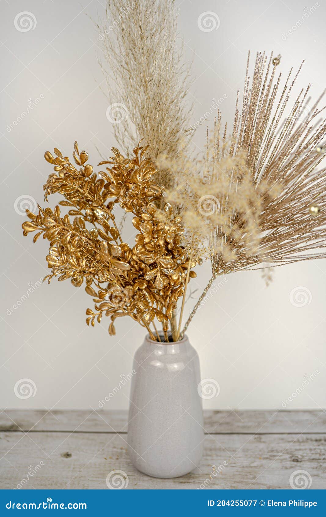 Composizione Dell'erba Di Pampa Con La Decorazione D'oro Del Ramo Del Nuovo  Anno in Un Vaso Su Una Parete Bianca E Su Un Tavolo Di Immagine Stock -  Immagine di organico, fioraio
