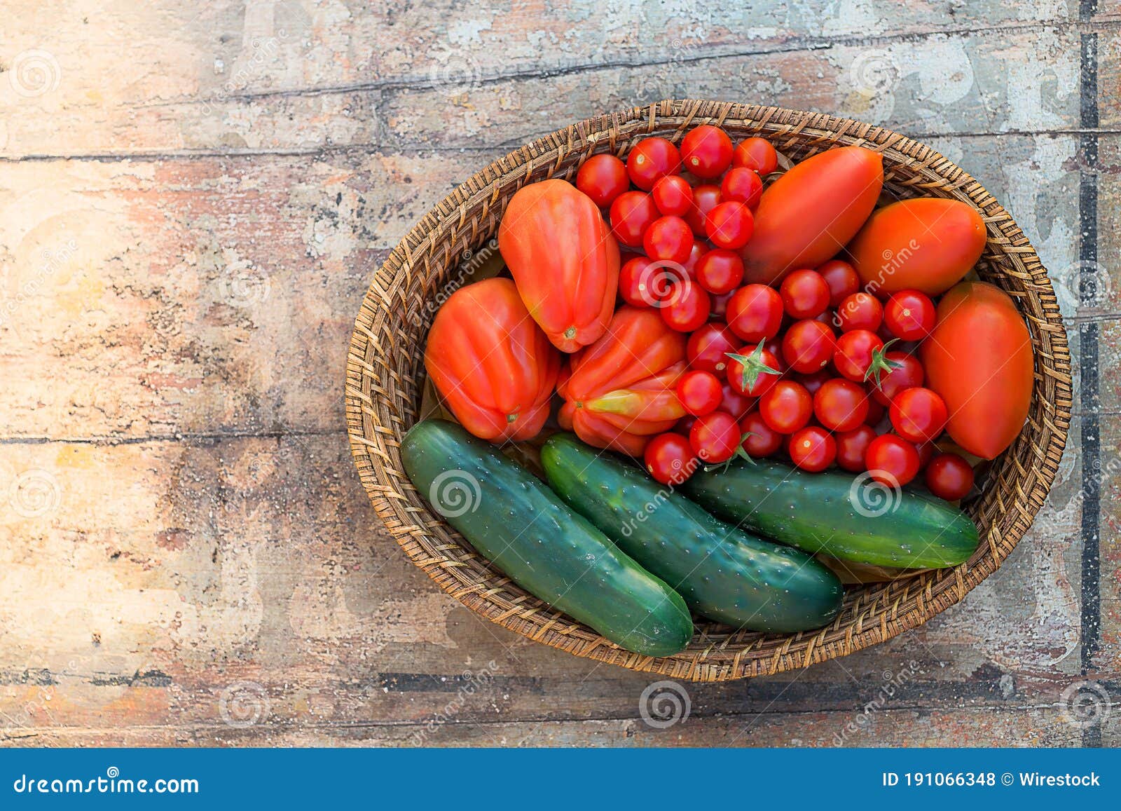 composizione di pomodori e cetrioli