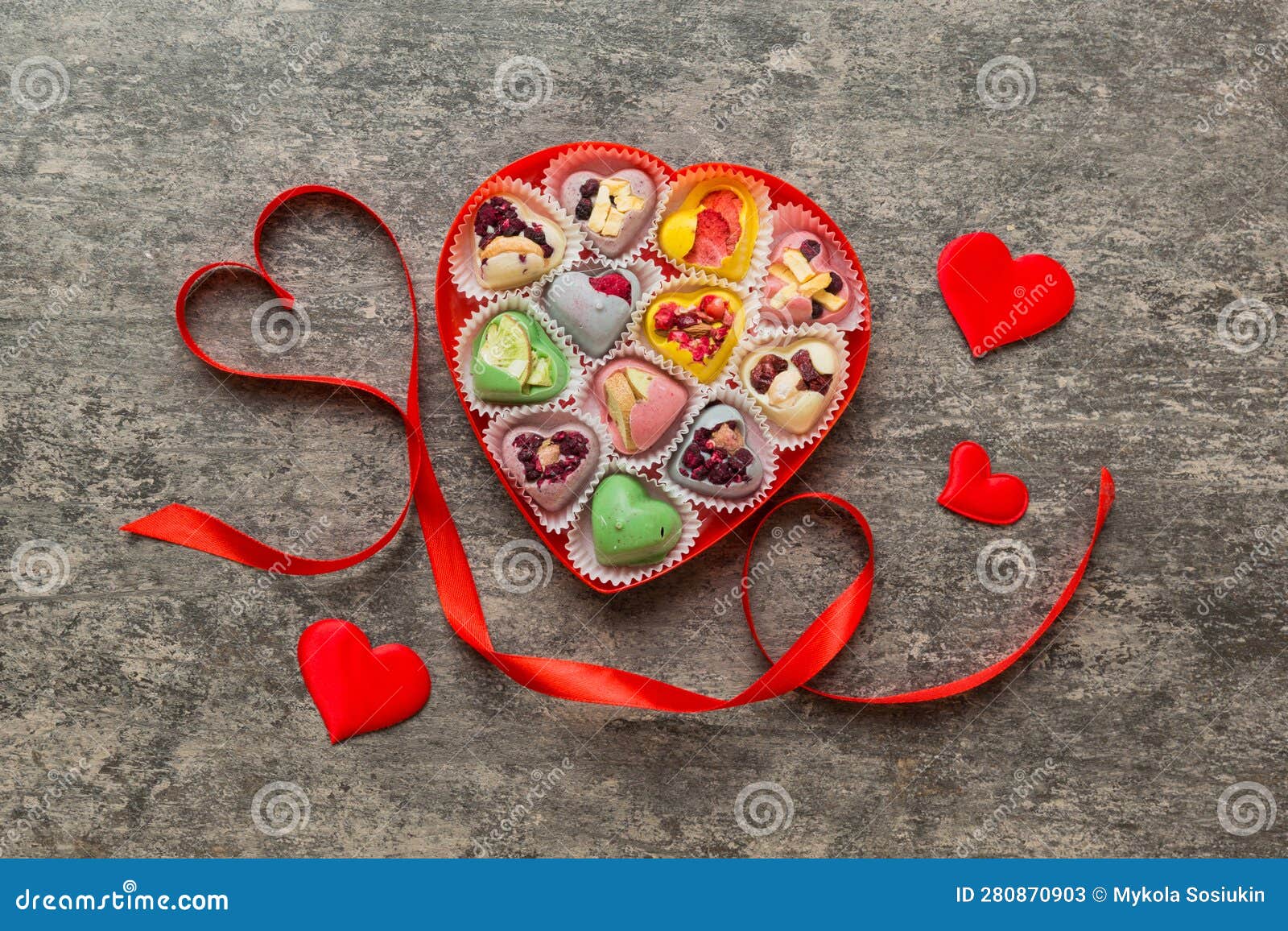 Composizione Giorno Di San Valentino : Caramelle Dolci Con Scatole Per  Regalo Con Fondo Per Foto Con Prua E Cuore Rosso. Alto Immagine Stock -  Immagine di confetteria, candela: 280870903