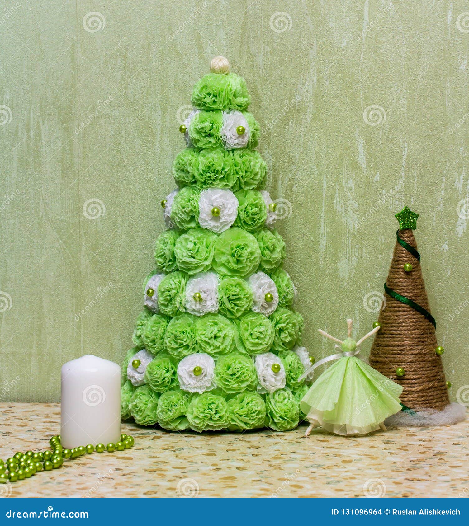 Alberi Di Natale Originali.Composizione In Natale Con Gli Alberi Di Natale La Ballerina E La Candela Fotografia Stock Immagine Di Verde Spirale 131096964