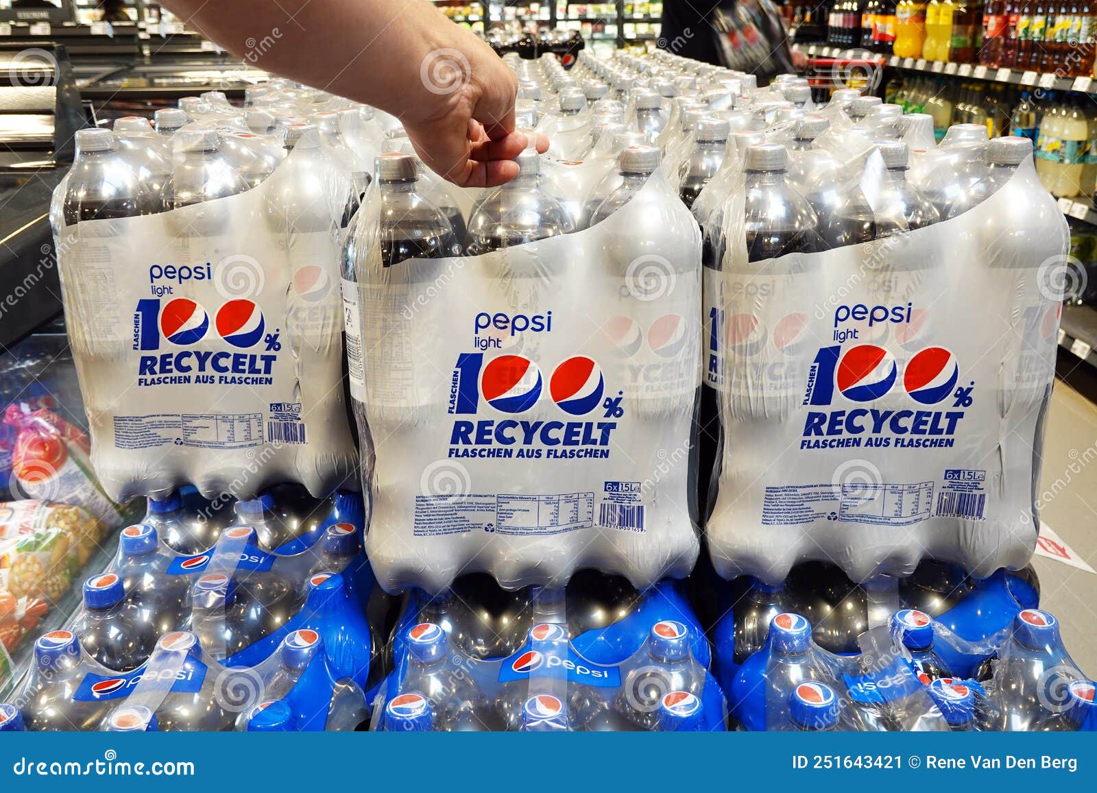 Compra De Cola En Botellas De Plástico Recicladas Foto editorial - Imagen  de mano, compra: 251643421