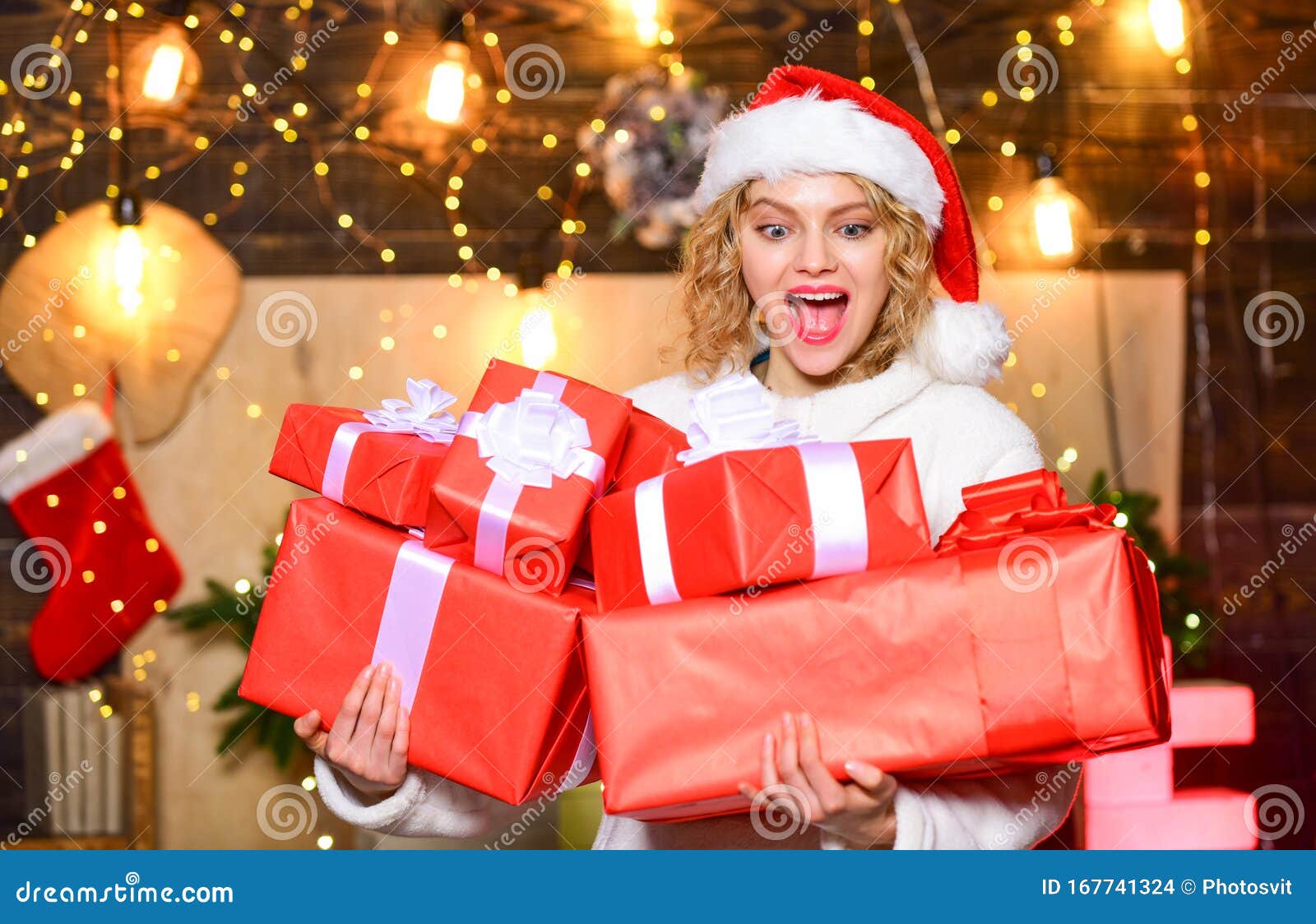 Compra Un Sacco Di Pacchi Regalo Bambina Santa Che Tiene Scatole Regalo  Coniate Nuovo Anno Se Hai Molti Regali Da Incartare Allor Fotografia Stock  - Immagine di felicità, merita: 167741324