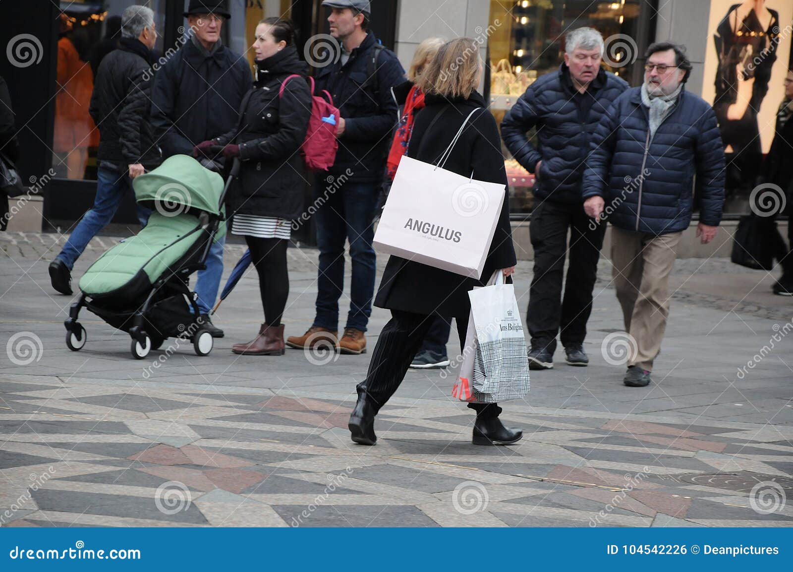 COMPRADORES DE BLACK FRIDAY EN COPENHAGUE DINAMARCA Foto editorial