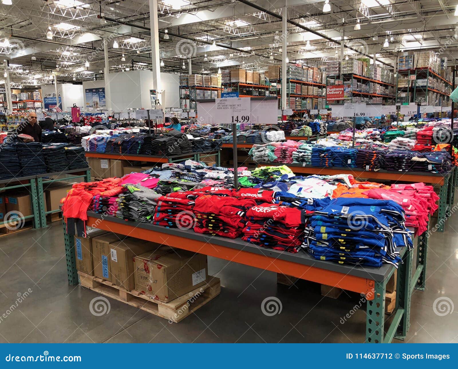 Compras De La Venta Al Por Mayor De Costco Fotografía editorial