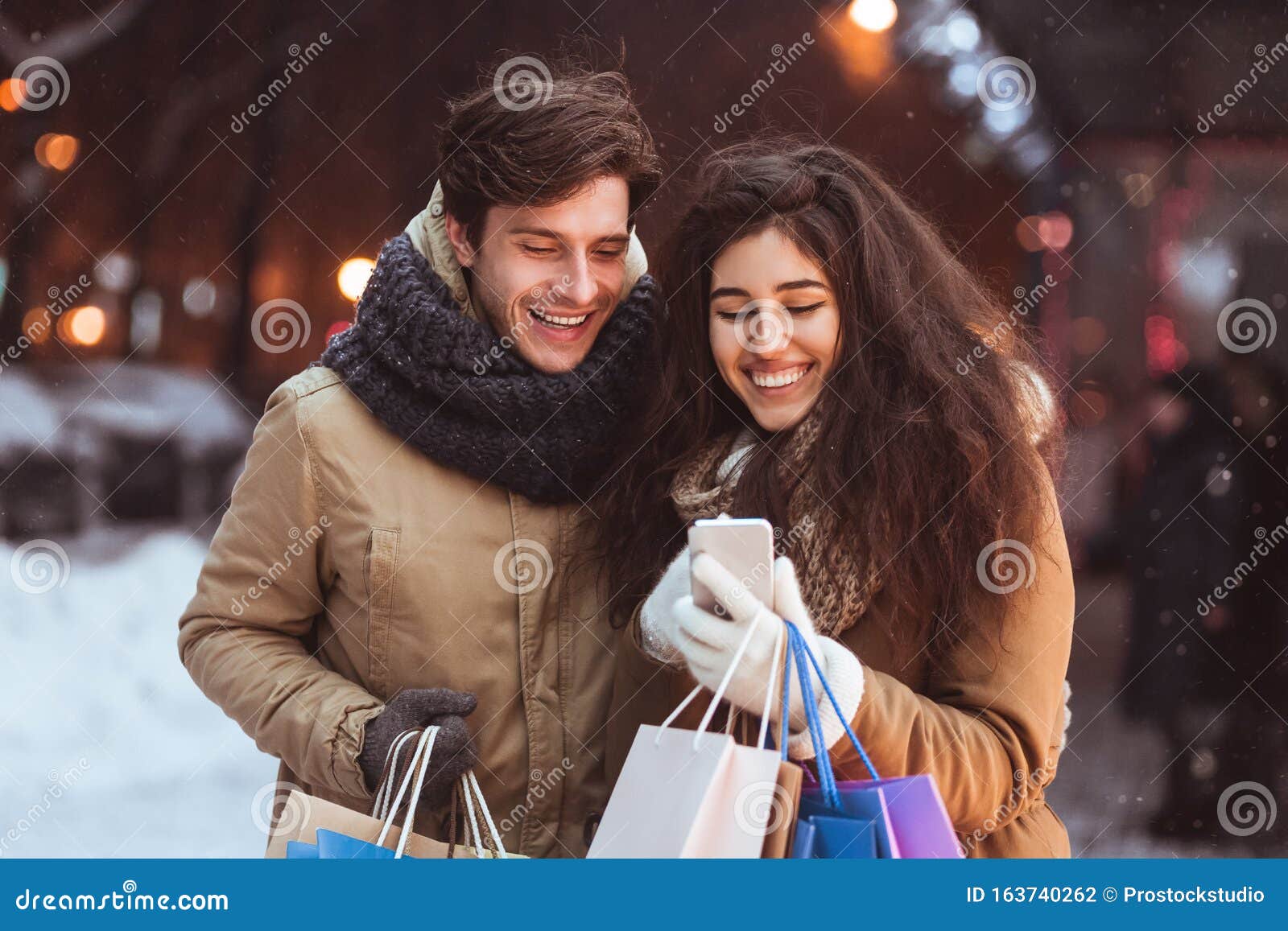 Compras Parejas Con Teléfono Móvil Caminando Por La Ciudad Por La Noche Foto de archivo - Imagen de vacaciones, muchacha: 163740262 Compras Parejas Con Teléfono Móvil Caminando Por La Ciudad Por La Noche Foto de archivo - Imagen de vacaciones, muchacha: 163740262