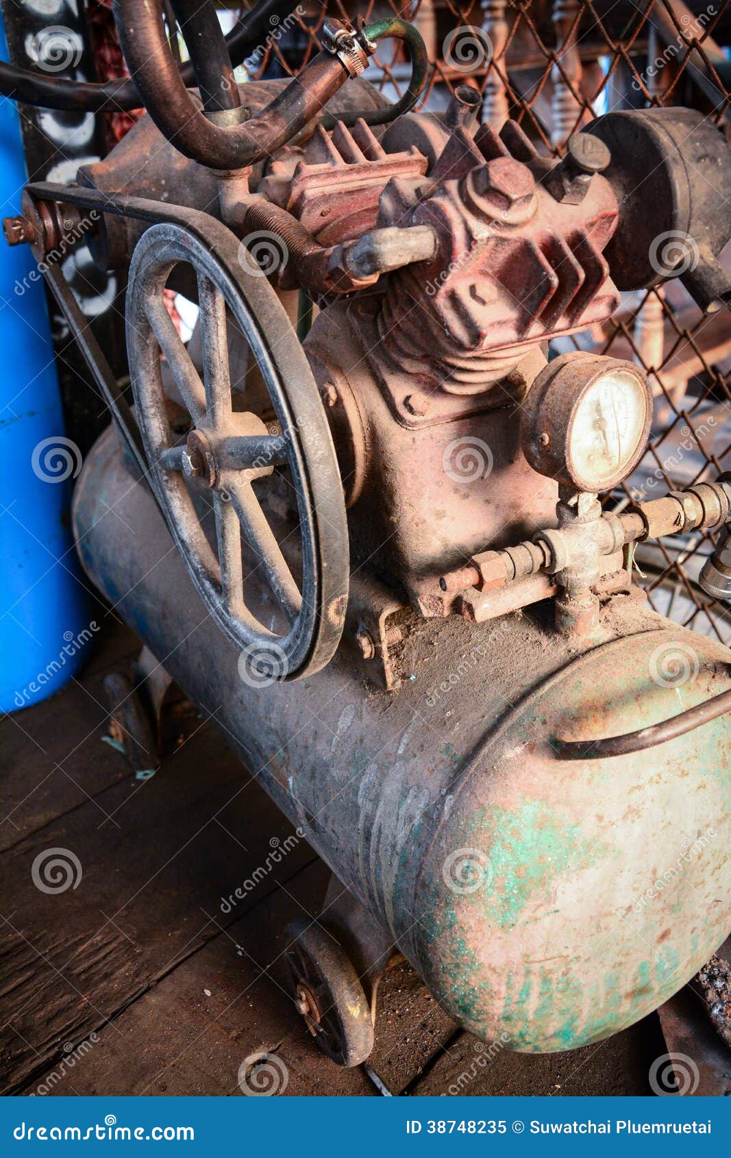 Compresor de aire viejo imagen de archivo. Imagen de pintura 38748235