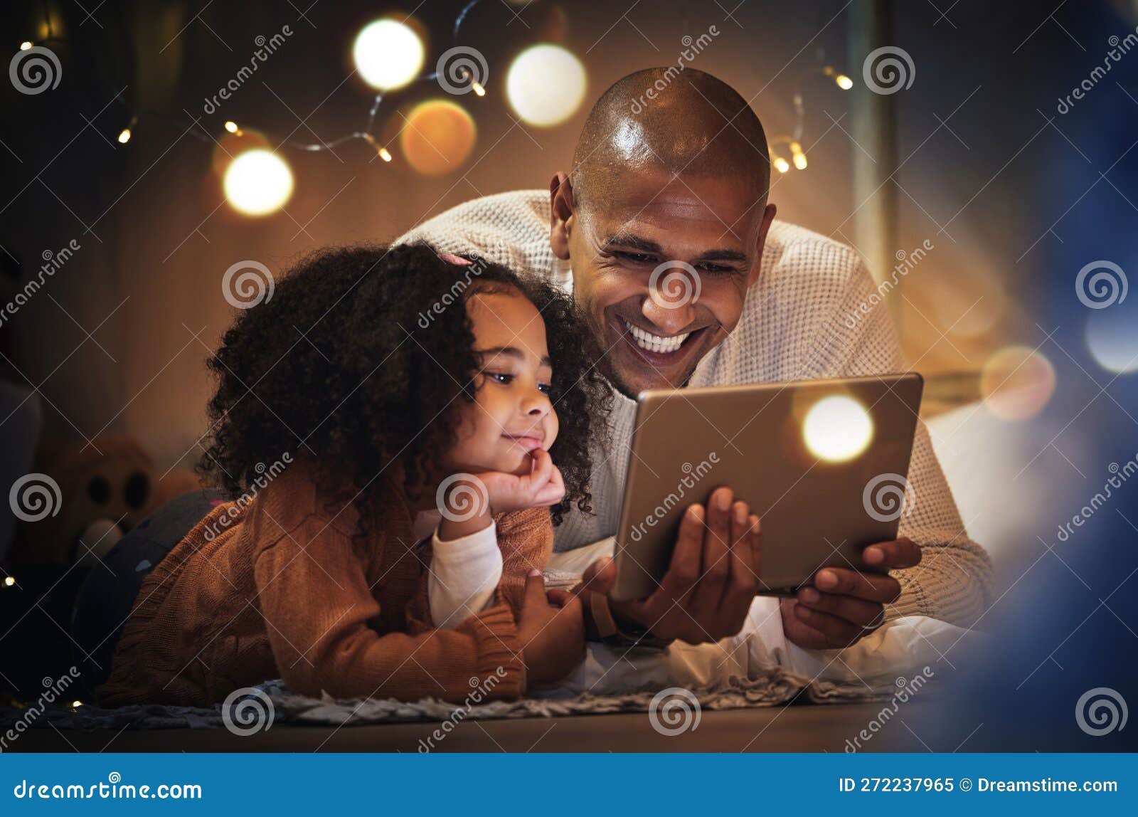 Sorriso relaxado e retrato de menina negra e tablet no chão da