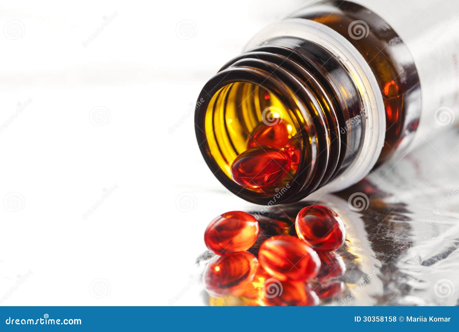Comprimidos da vitamina e garrafa de comprimido alaranjados