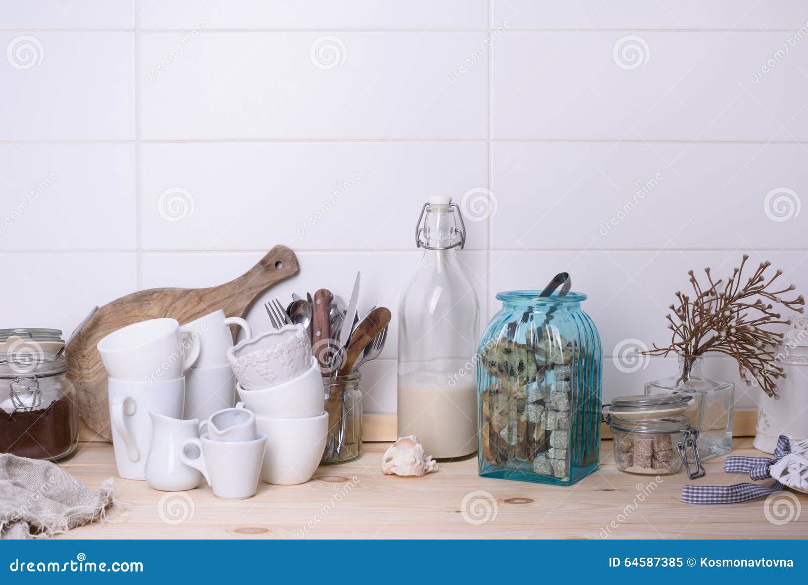 Compteur En Bois De Buffet Avec La Vaisselle De Cuisine Les