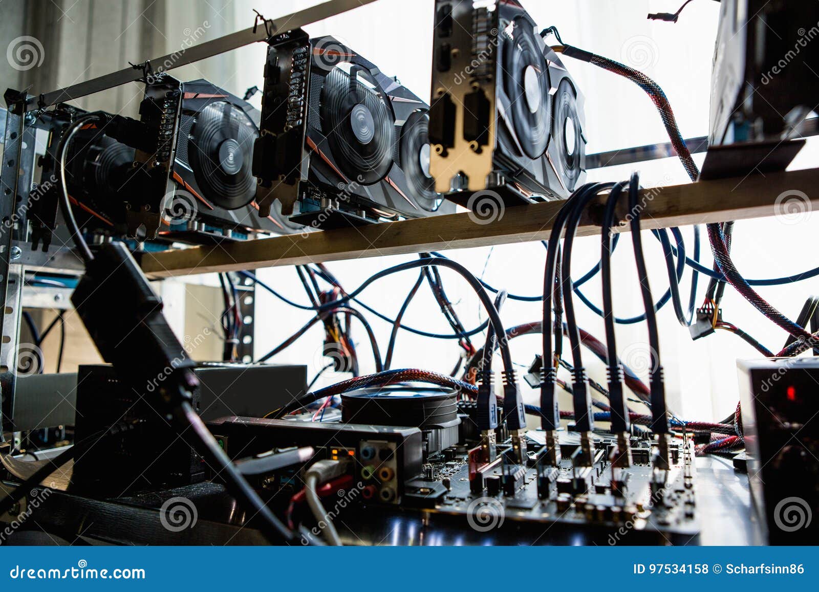 Computador Para a Mineração De Bitcoin Foto de Stock - Imagem de  tecnologia, comércio: 97534158