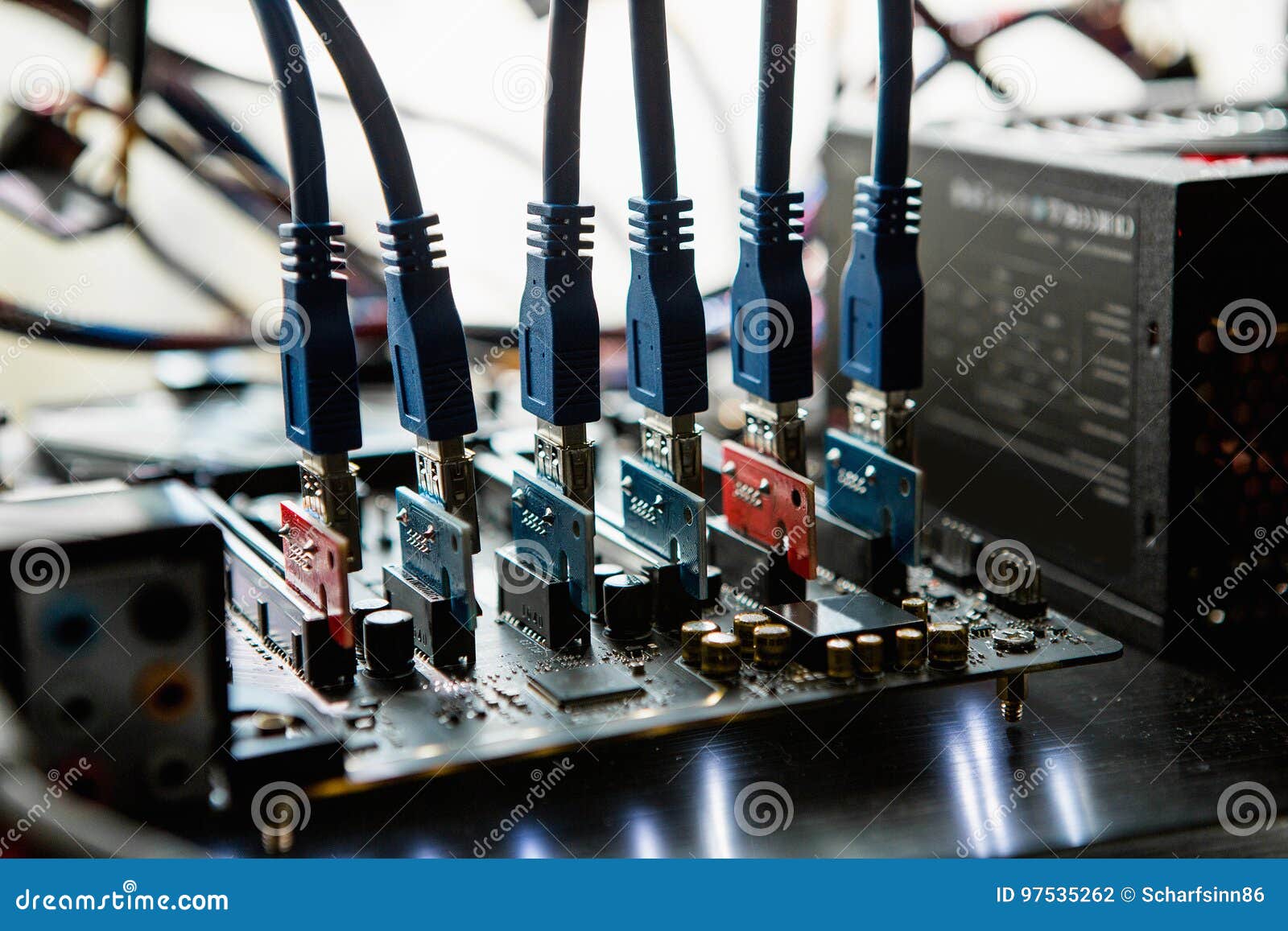 Computador Para a Mineração De Bitcoin Foto de Stock - Imagem de ferragem,  financeiro: 97535262