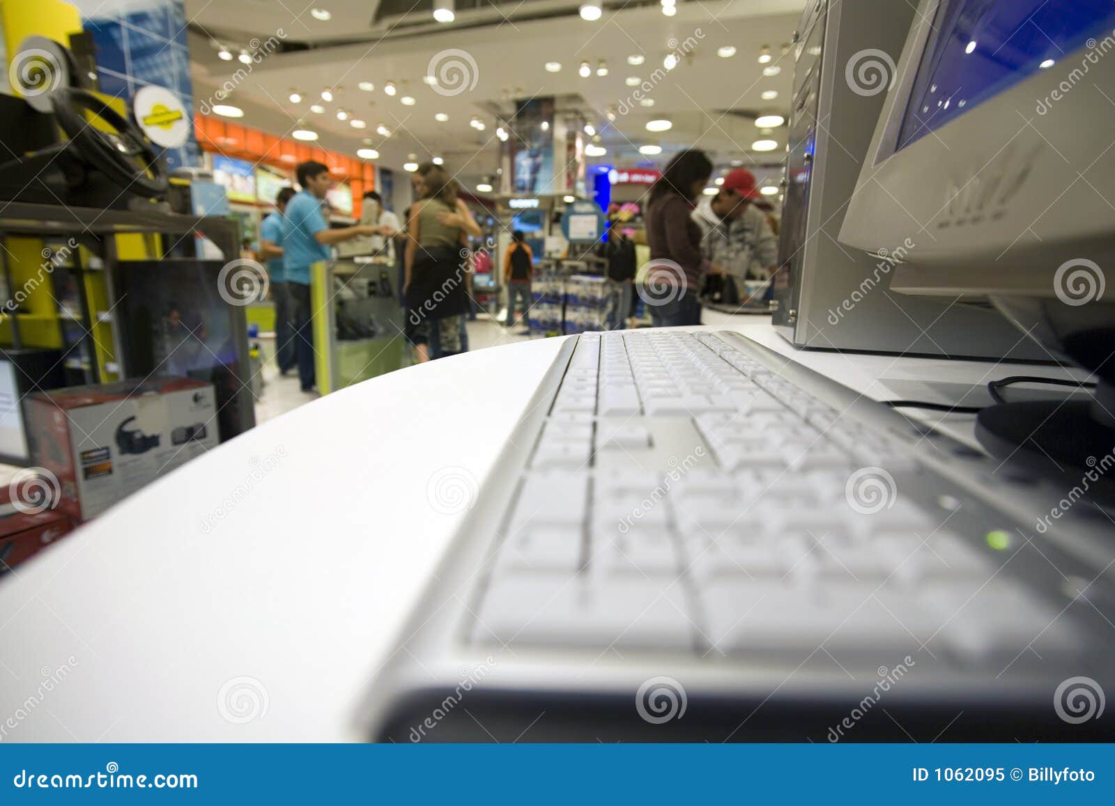 Computer shop hi-res stock photography and images - Alamy