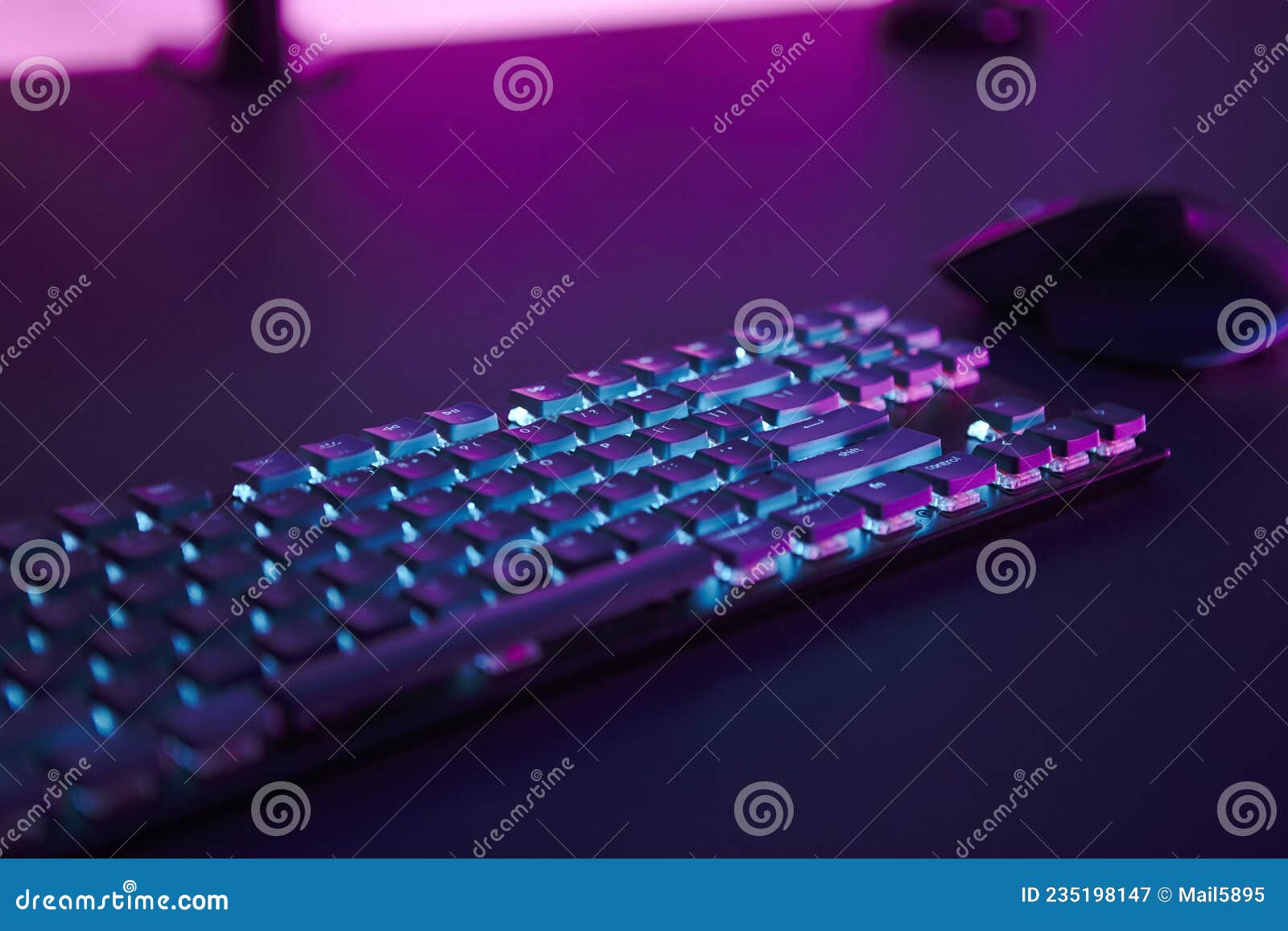 Khám phá chiếc bàn phím màu hồng tuyệt đẹp, được thiết kế đặc biệt để làm cho ngày học và công việc của bạn thêm phần năng động và tươi sáng. Hãy tận hưởng trải nghiệm gõ phím tuyệt vời cùng với màu sắc đầy sức sống của bàn phím này.