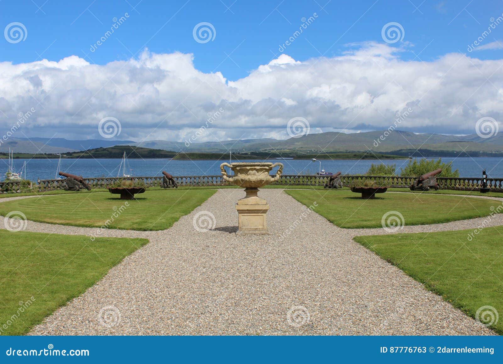 Comté Cork Ireland de Bantry de jardins de Chambre de Bantry avec la mer et collines à l'arrière-plan