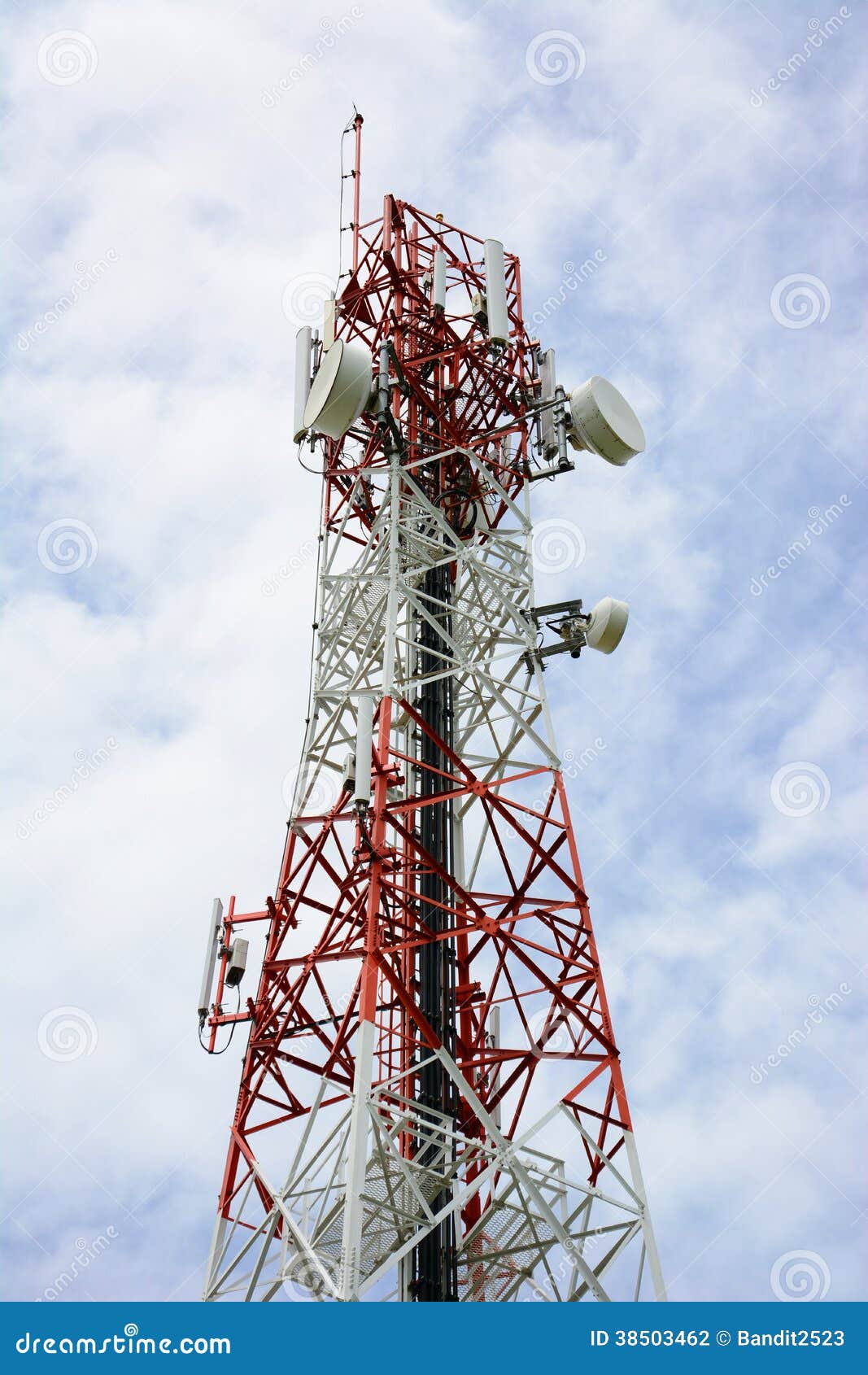 Torre di comunicazione nel fondo del cielo