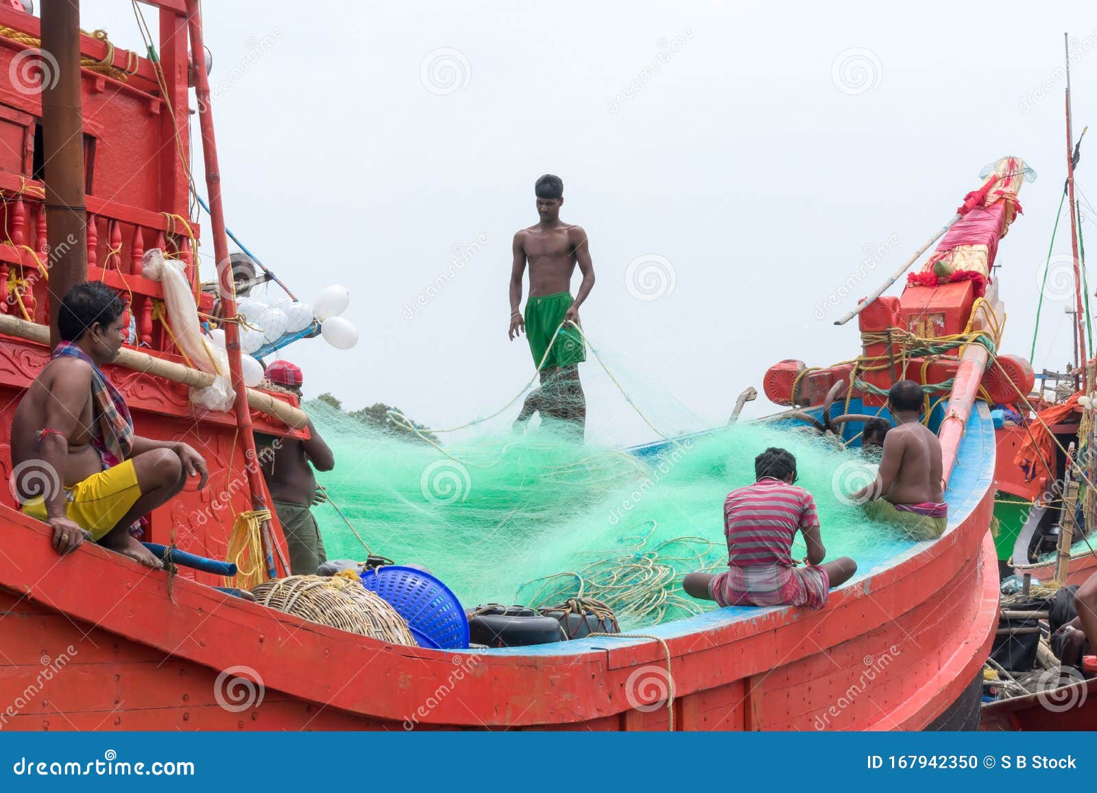 Comunidade Dos Pescadores Que Preparam a Rede De Pesca Comercial