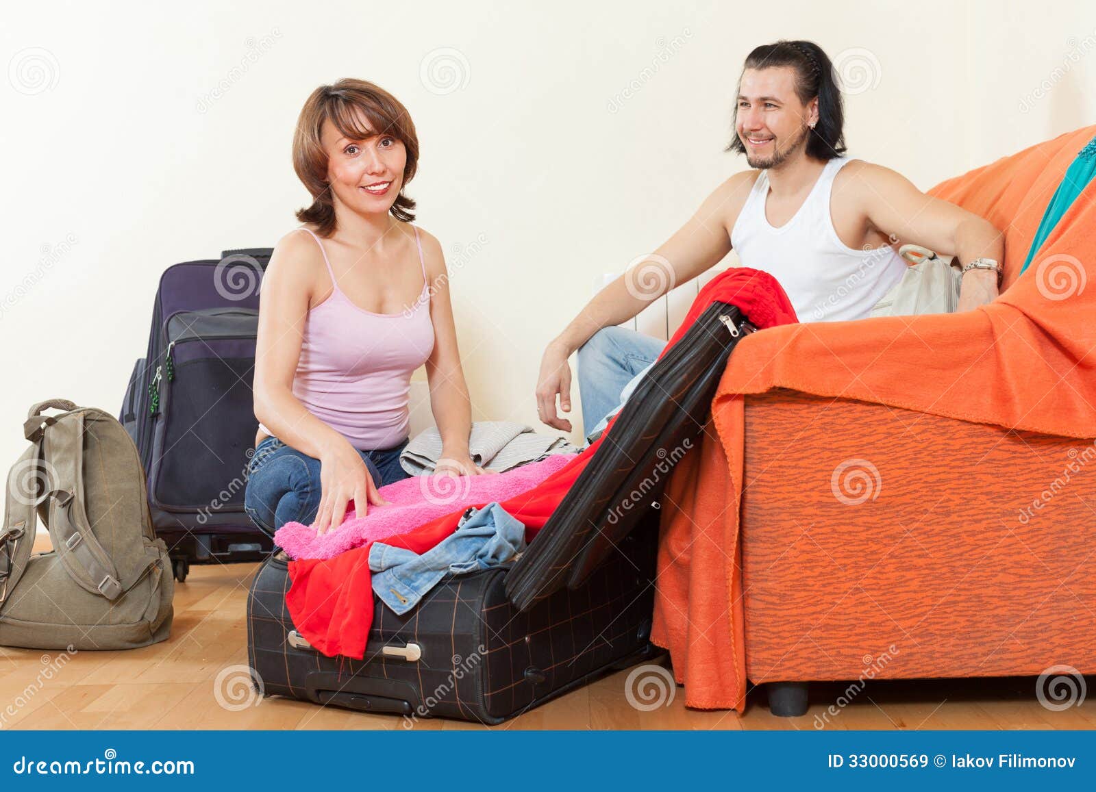 Пока муж в отъезде. Муж собирает вещи. Девушка с чемоданом. Женщина собирает вещи. Мужчина и женщина с чемоданами.