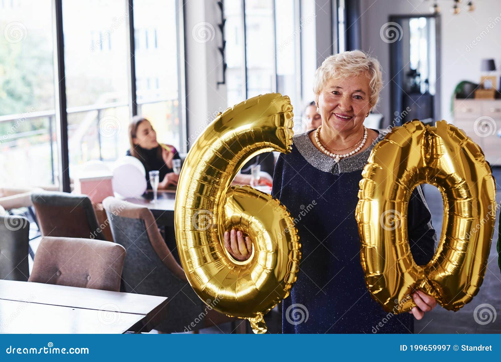 Con Palloncini Al Numero 60 in Mano Donna Anziana Con Famiglia E Amici Che  Festeggia Il Compleanno Al Chiuso Immagine Stock - Immagine di svago,  famiglia: 199659997