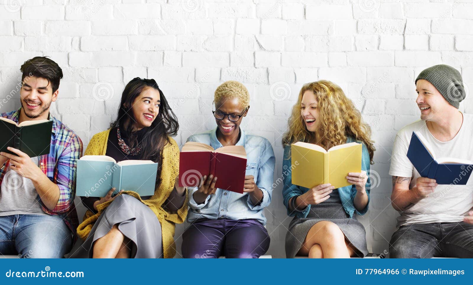 Conceito adulto do conhecimento da educação da leitura da juventude dos estudantes