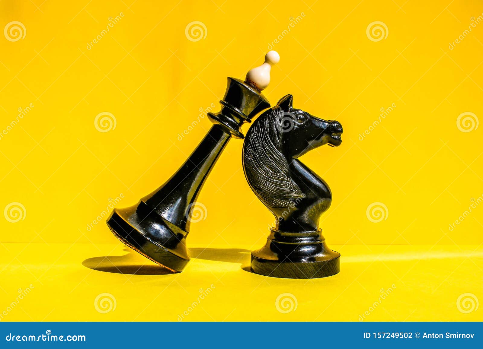 Peça de xadrez rei preto e xadrez branco isolado em fundo amarelo