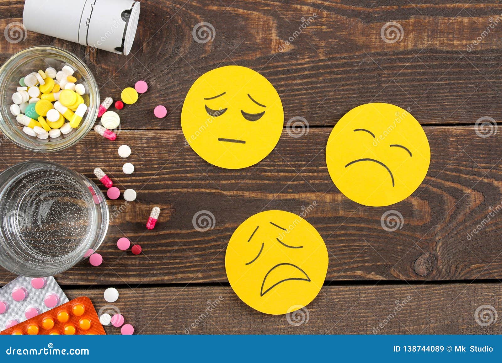 Medicamentos engraçados. emoticons de medicina em branco, pílulas