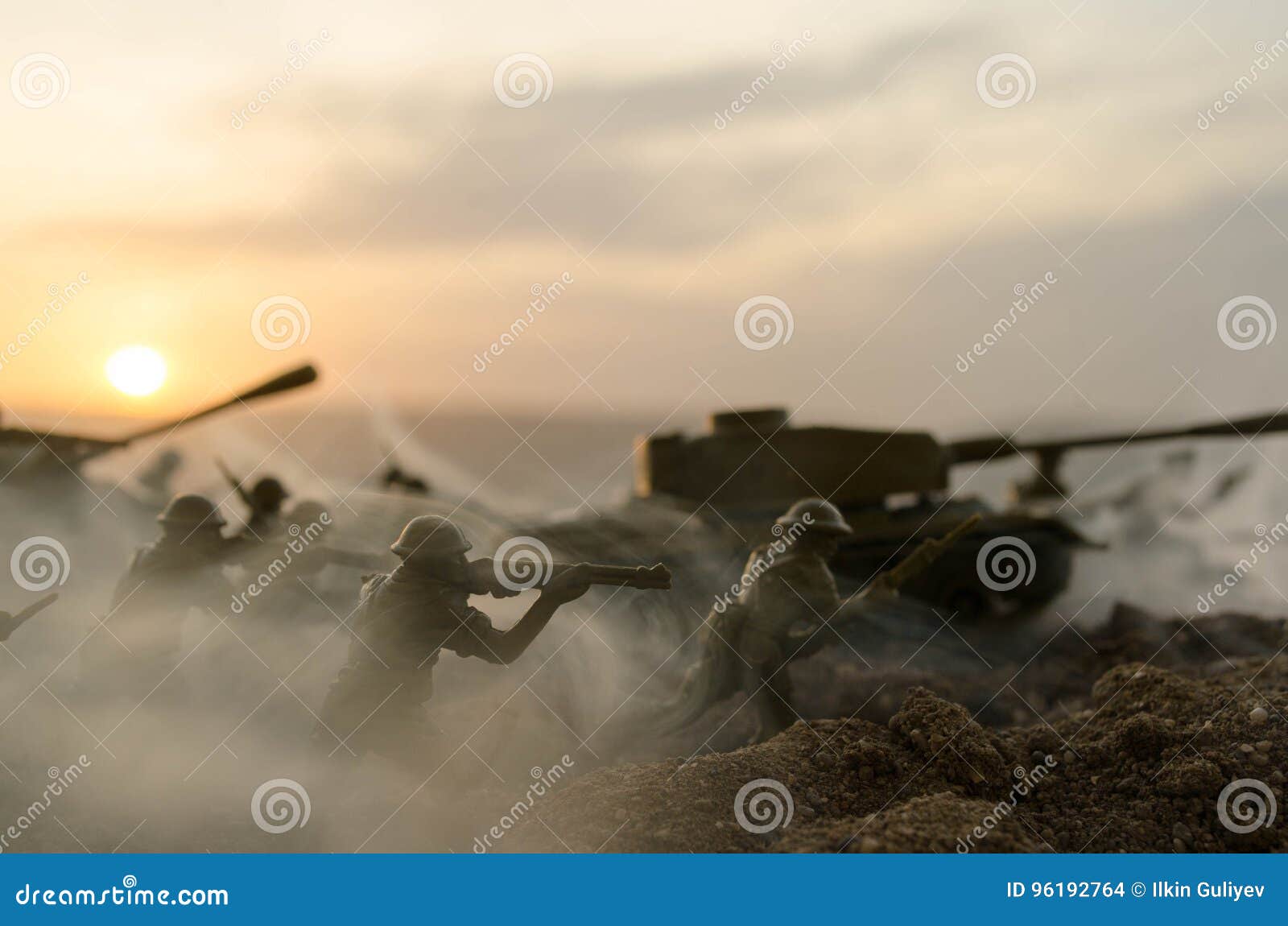 Conceito da guerra Silhuetas militares que lutam a cena no fundo do céu da névoa da guerra, silhuetas dos soldados da guerra mundial abaixo da skyline nebulosa na noite Cena do ataque Veículos blindados Batalha dos tanques decoração