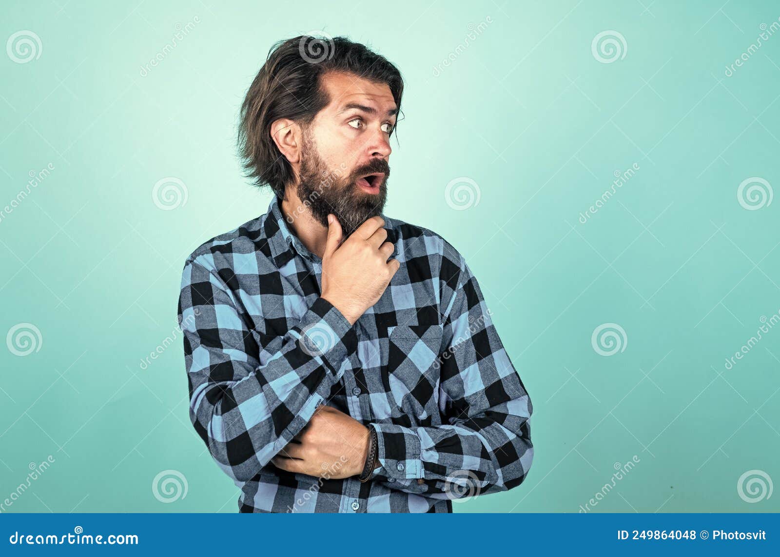 Conceito De Barbearia. Homem Barbudo Na Camisa Xadrez. Cara Casual Expressa  Emoções Humanas. Hipster Impressionado Com Cabelo Comp Foto de Stock -  Imagem de estilo, cara: 249864048