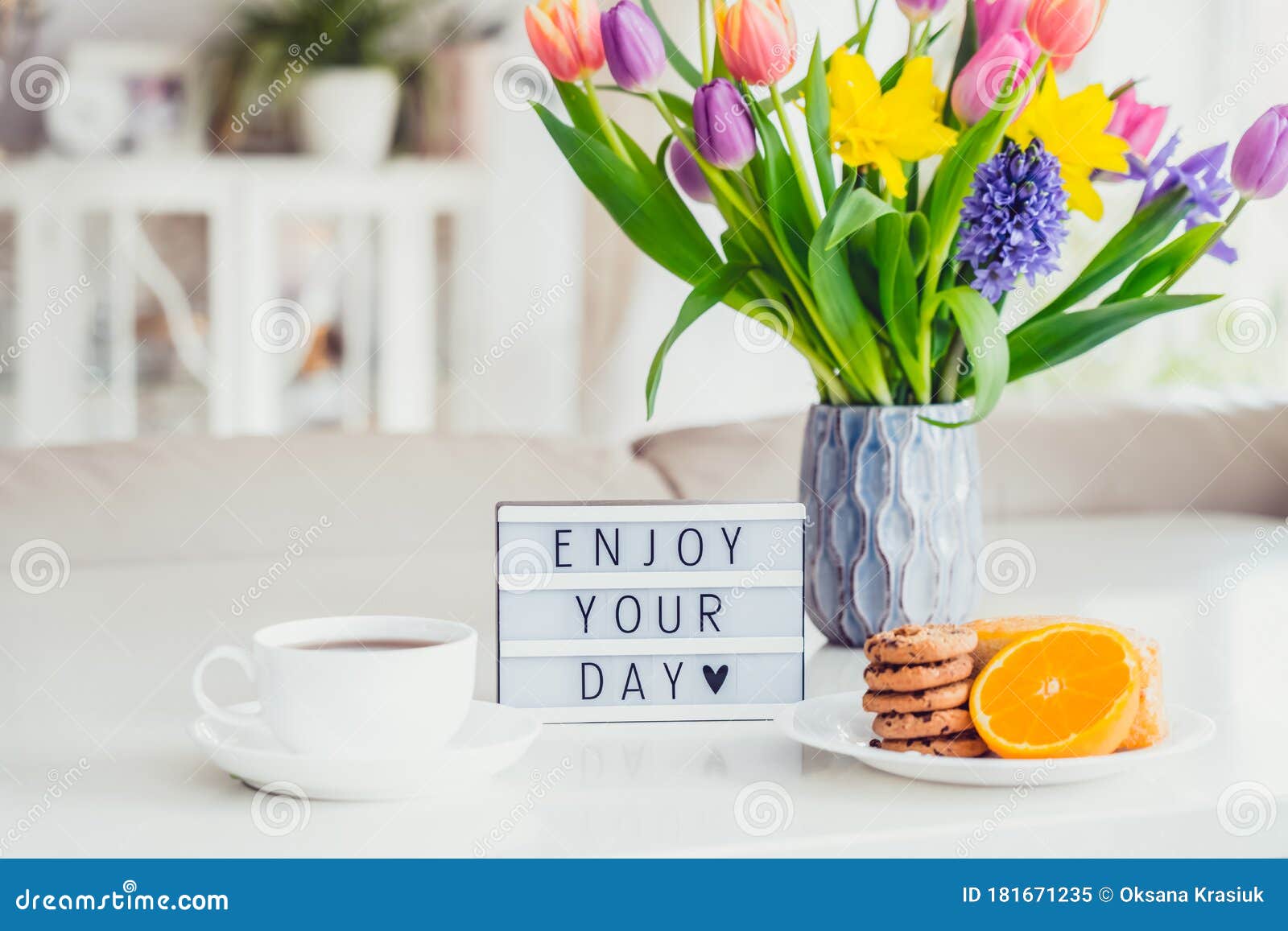 Conceito De Bom Dia. Café Da Manhã Romântico Flores De Primavera Frescas Xícara De Café Quente Beber Biscoitos Laranja Leve Com Me Imagem de Stock - Imagem de mensagem, conforto: 181671235 Conceito De Bom Dia. Café Da Manhã Romântico Flores De Primavera Frescas Xícara De Café Quente Beber Biscoitos Laranja Leve Com Me Imagem de Stock - Imagem de mensagem, conforto: 181671235