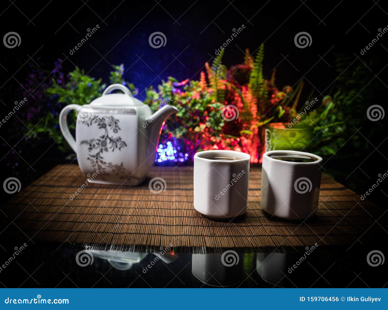 Jogo de chá asiático bule e xícaras japoneses em uma bandeja de bambu