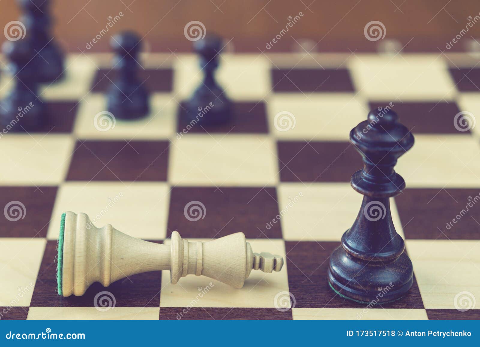 Tabuleiro de xadrez com o rei no topo